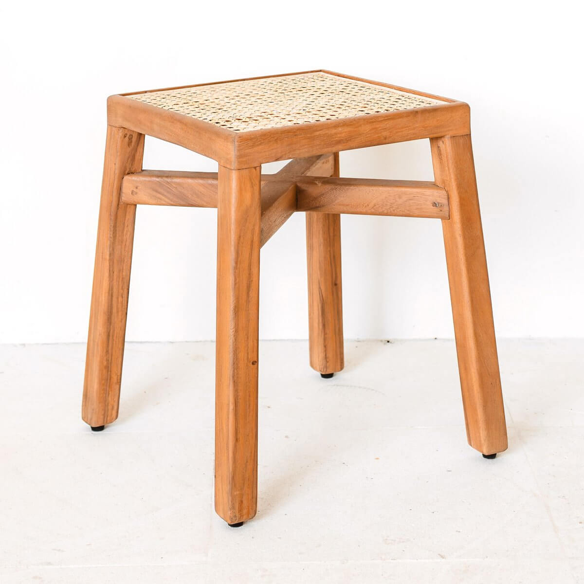 Houten krukje met rotan zitting SUBANG