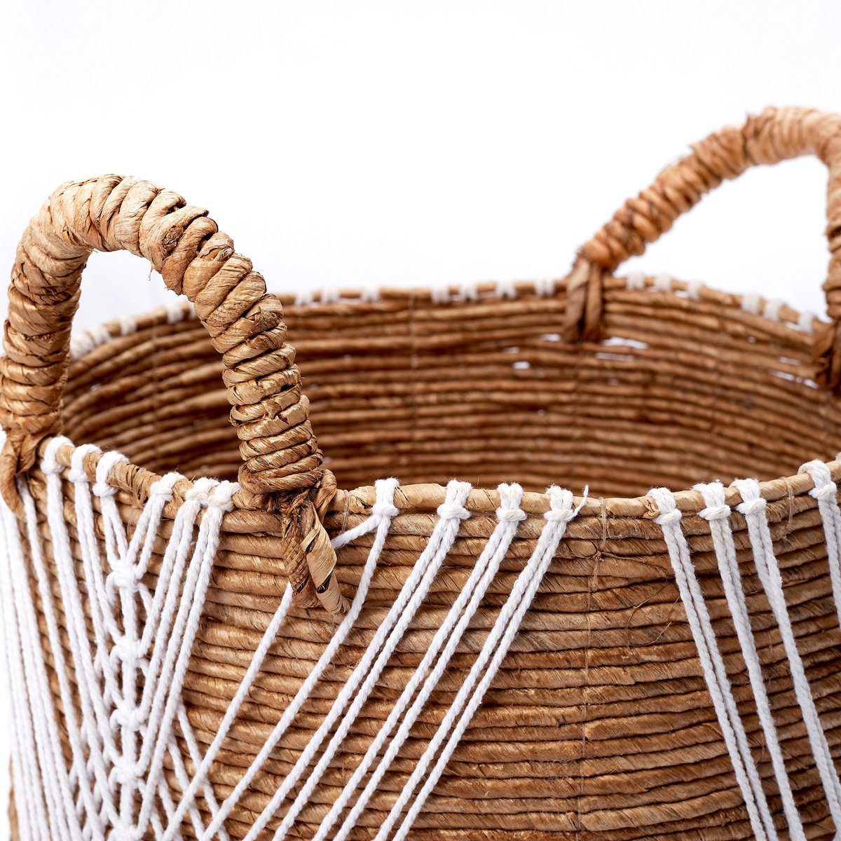 Close-up van macramé wasmand van bananenvezel met witte katoenen koorden
