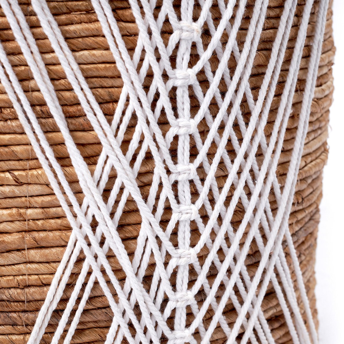 Close-up van macramé wasmand van bananenvezel met katoenen draad