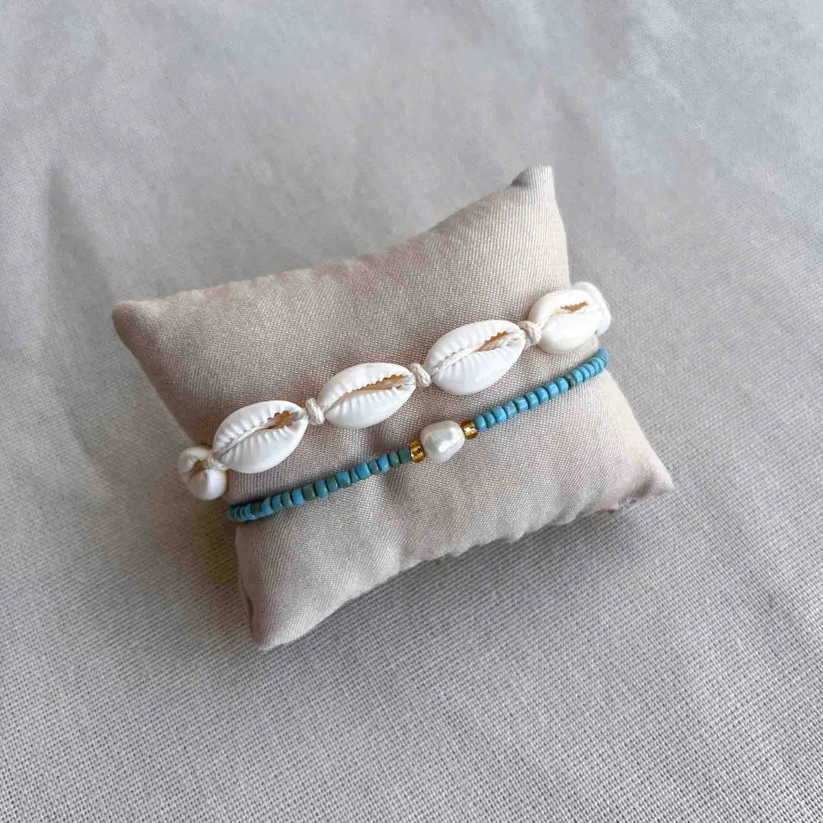 Blauw armbandje met kralen om een kussentje