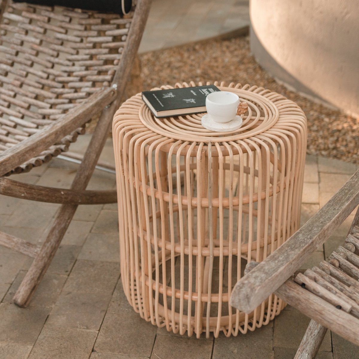 Salontafel van rotan tussen twee stoelen in