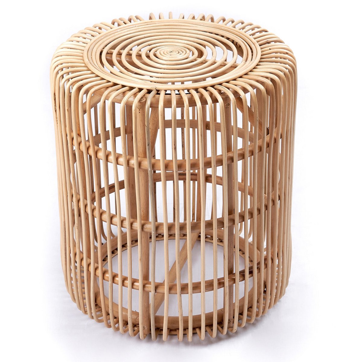 Bijzettafel van rotan op een witte achtergrond