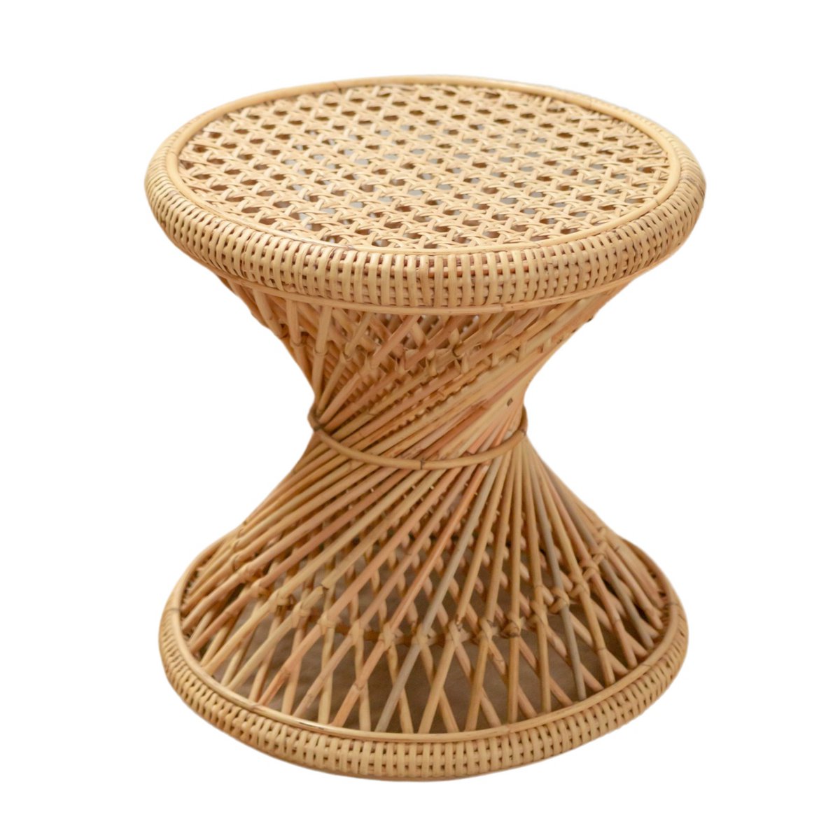 Bijzettafel van rotan op een witte achtergrond