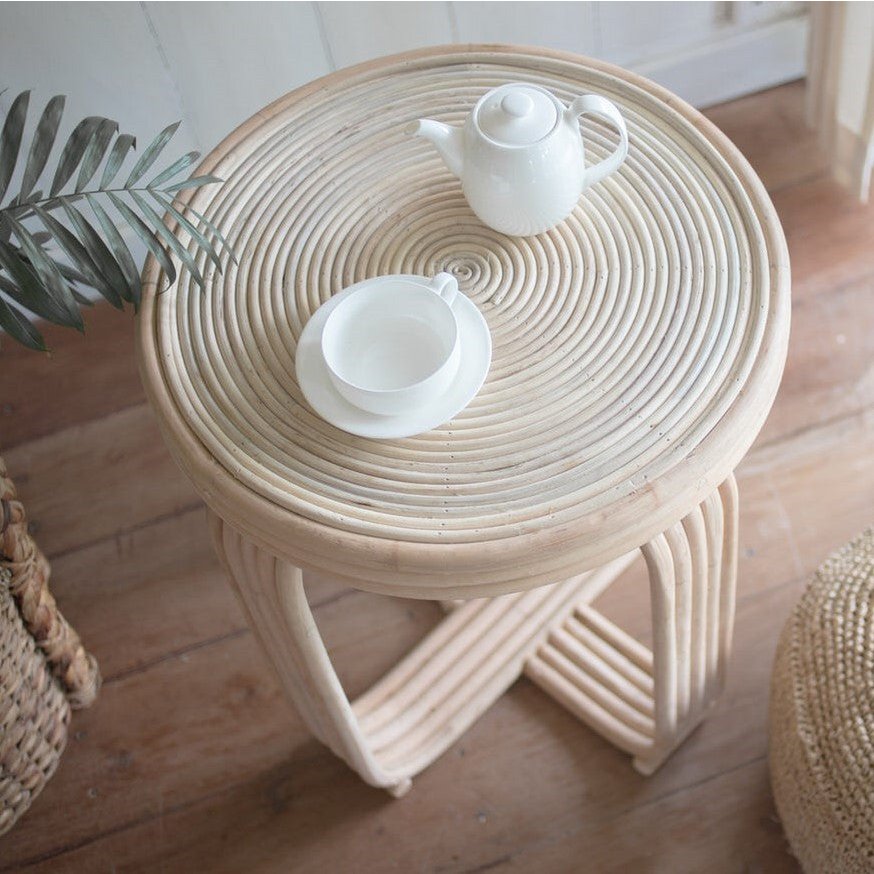 Bijzettafel van rotan met servies erop