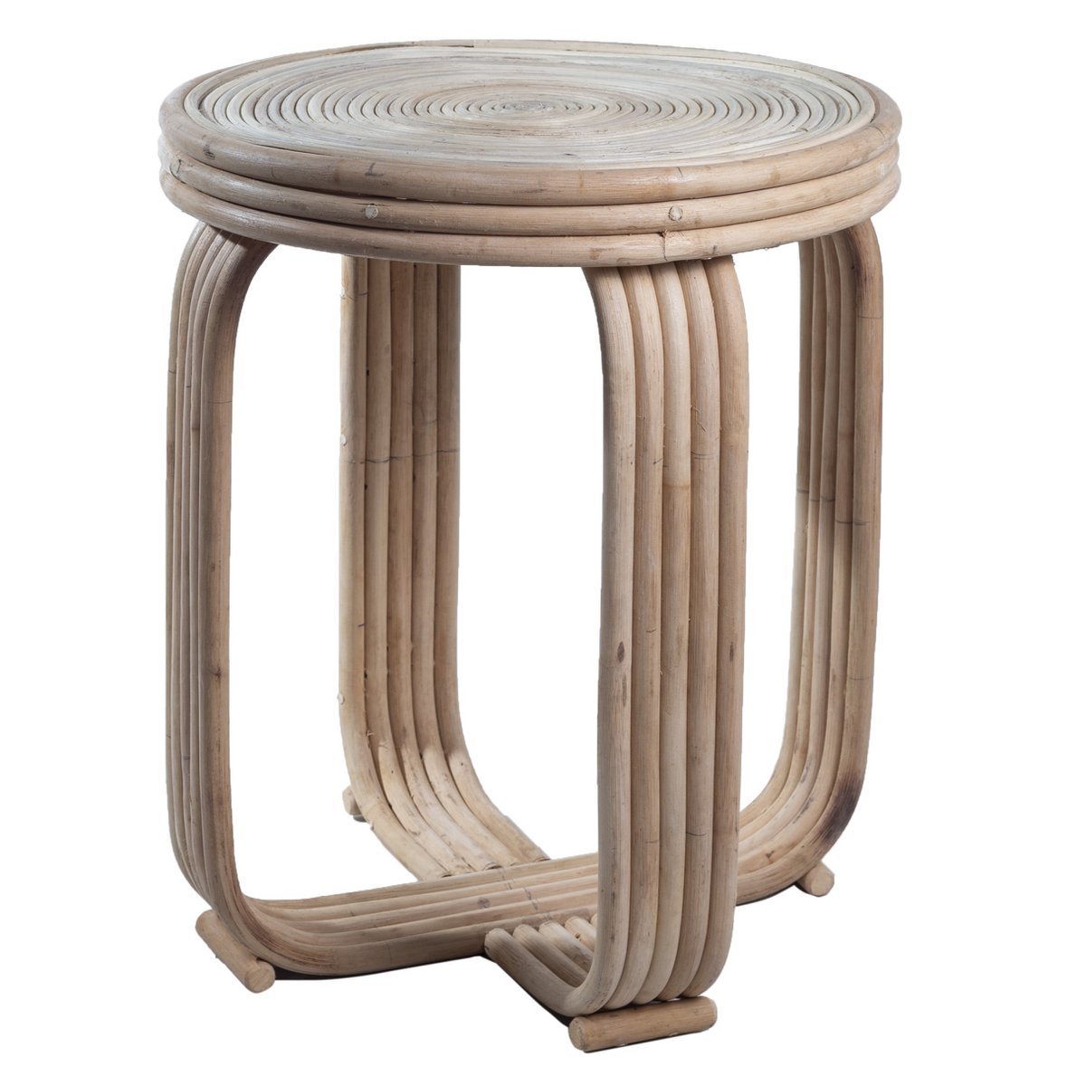 Bijzettafel van rotan op een witte achtergrond
