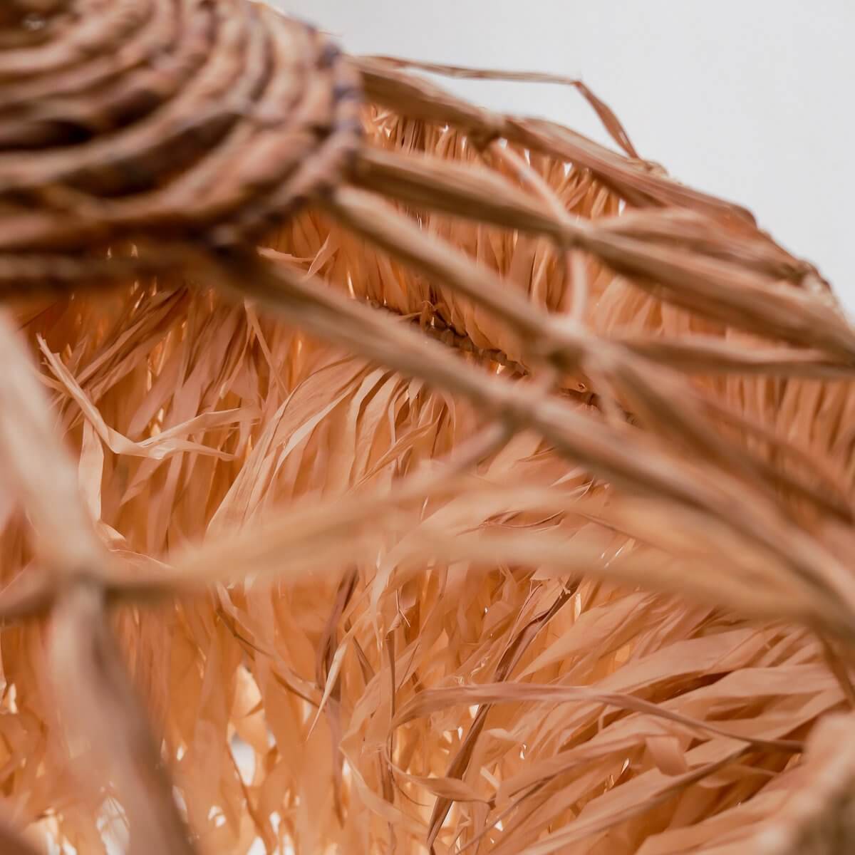 Lampenkap van raffia sterk ingezoomd