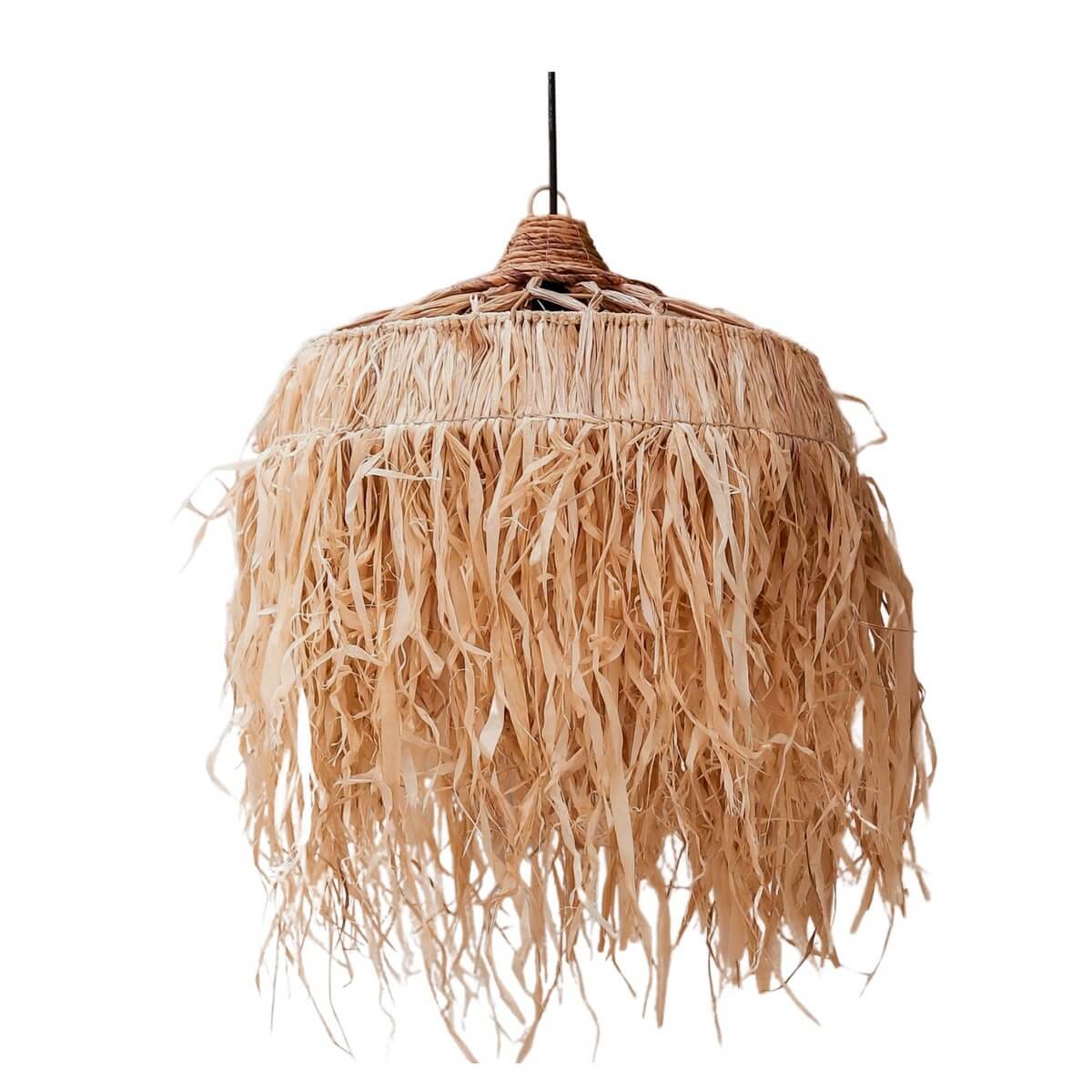 Lampenkap van raffia met lange witte franjes op een witte achtergrond