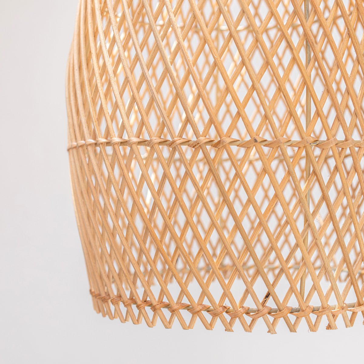 Lampenkap van rotan op een witte achtergrond ingezoomd