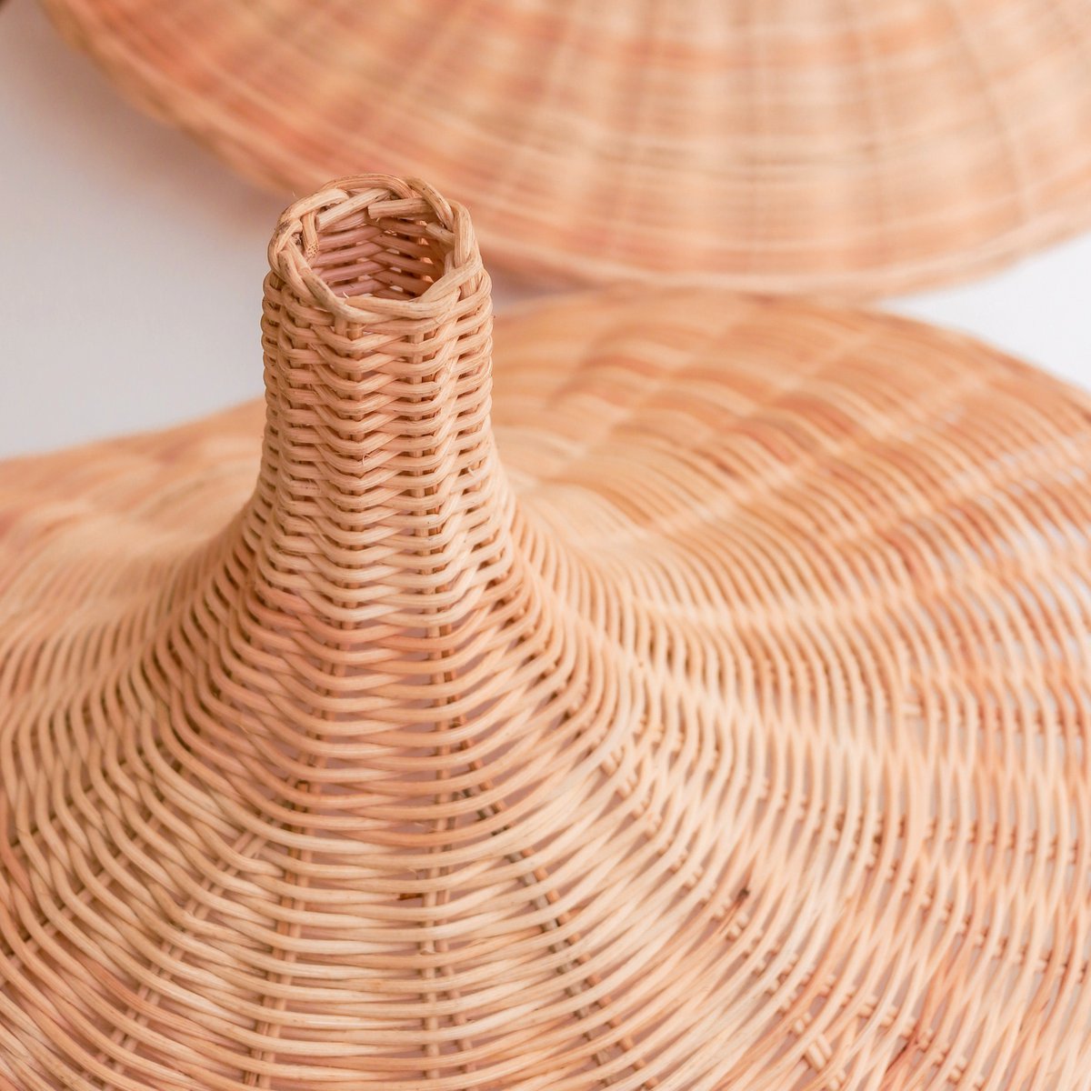 Lampenkap van rotan ingezoomd