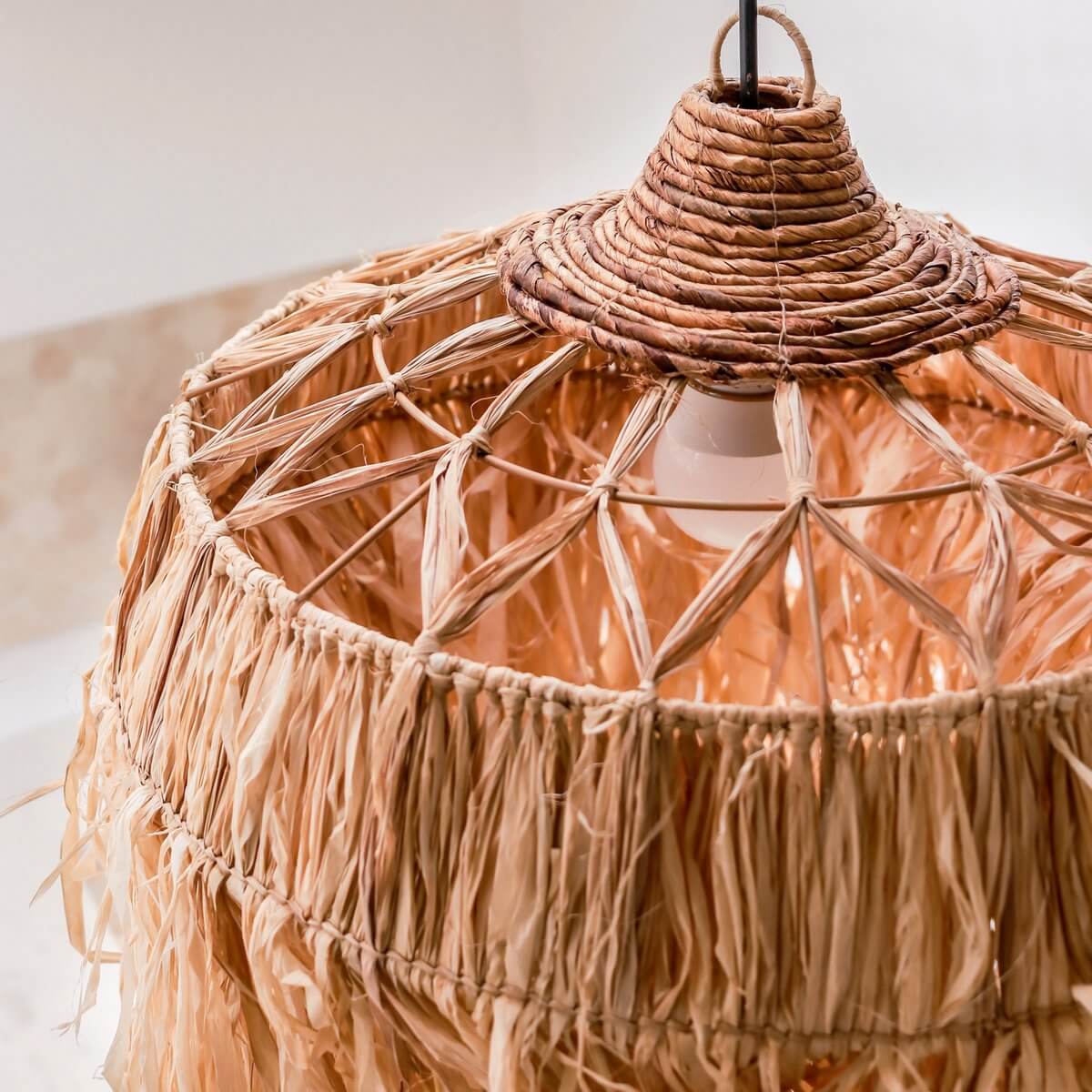 Hanglamp van raffia ingezoomd van de bovenkant gezien