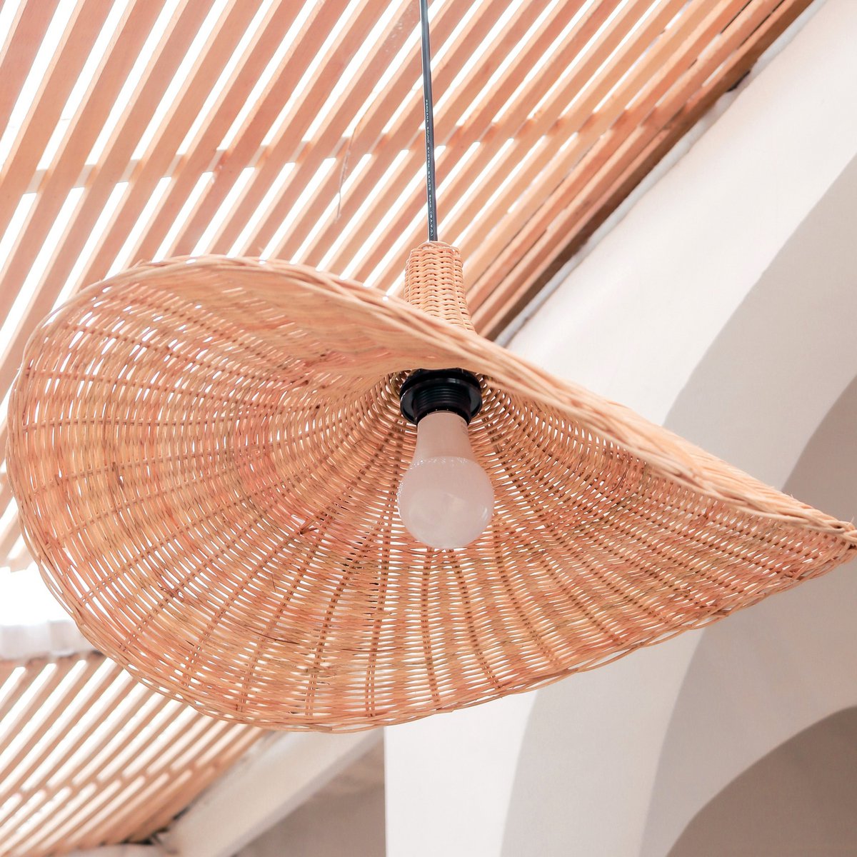 Hanglamp van rotan van onderen gezien