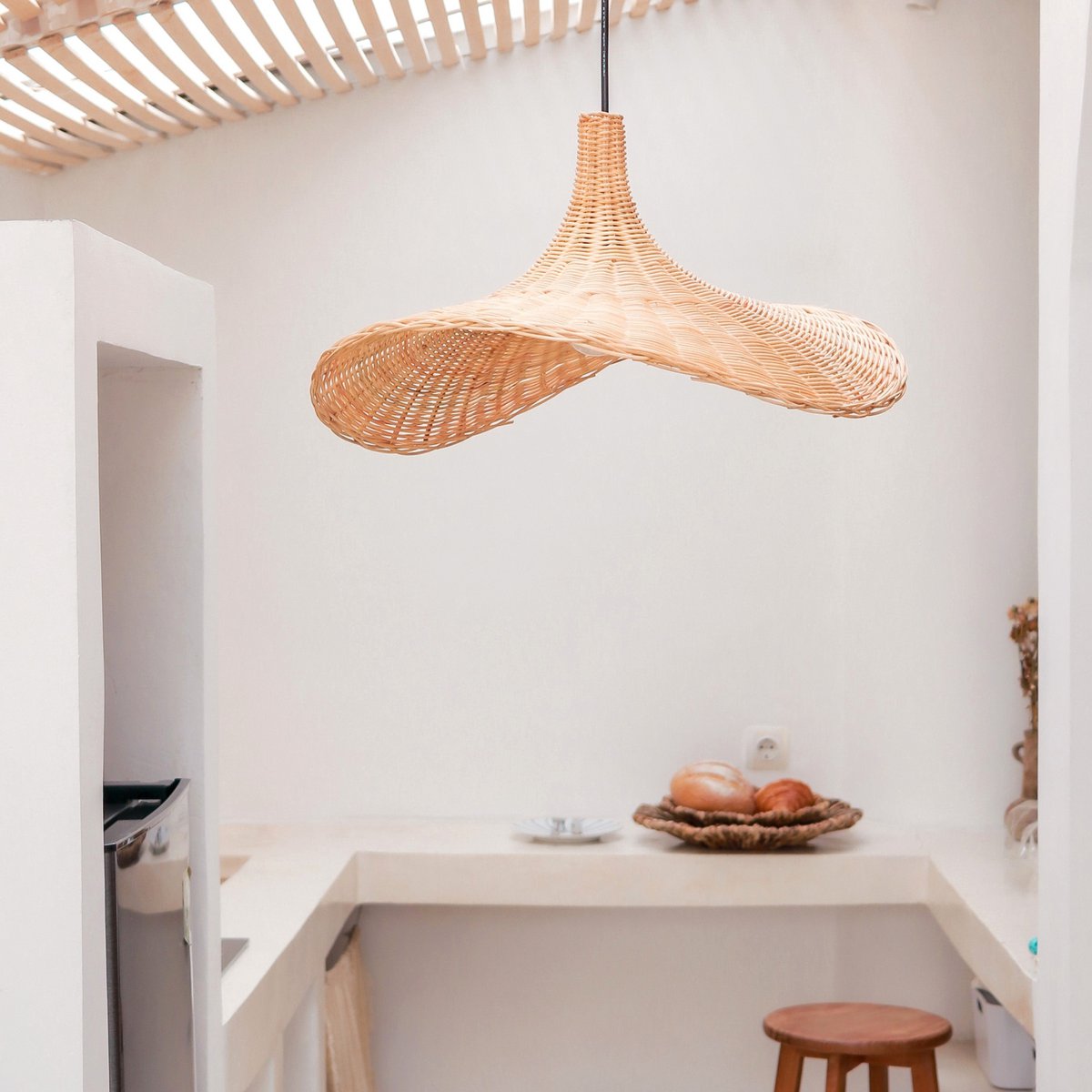 Lampenkap van rotan hangend boven een keuken