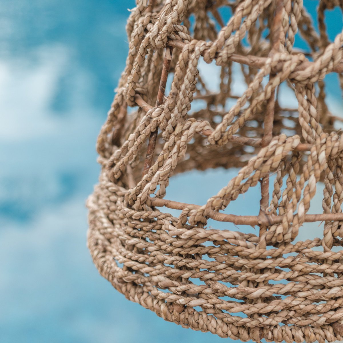 Hanglamp van zeegras van dichtbij gezien met water als achtergrond