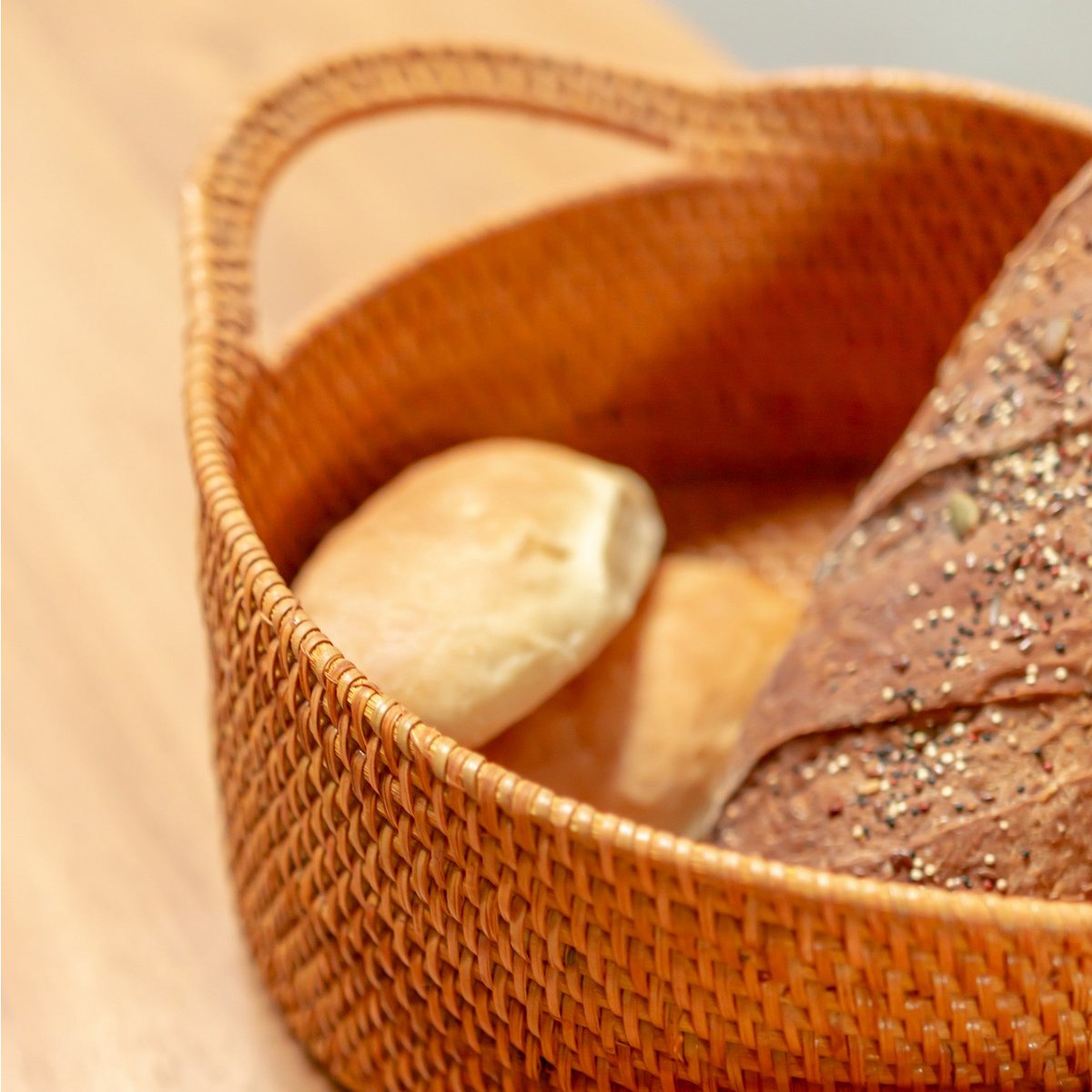 Close-up broodmand van gevlochten rotan met handvaten