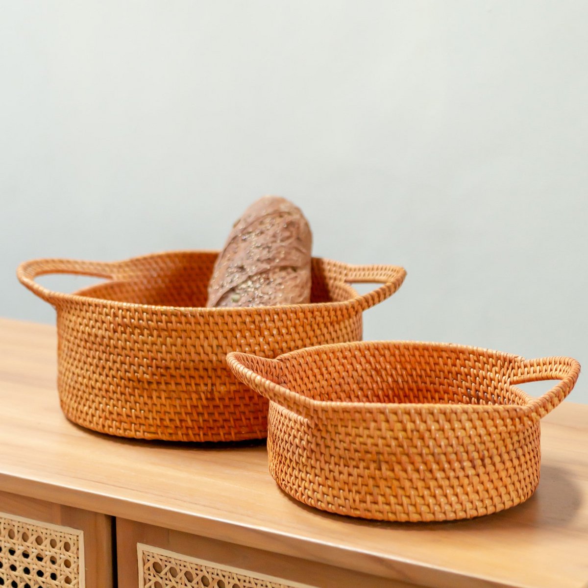 Set van twee broodmanden van gevlochten rotan met handvaten