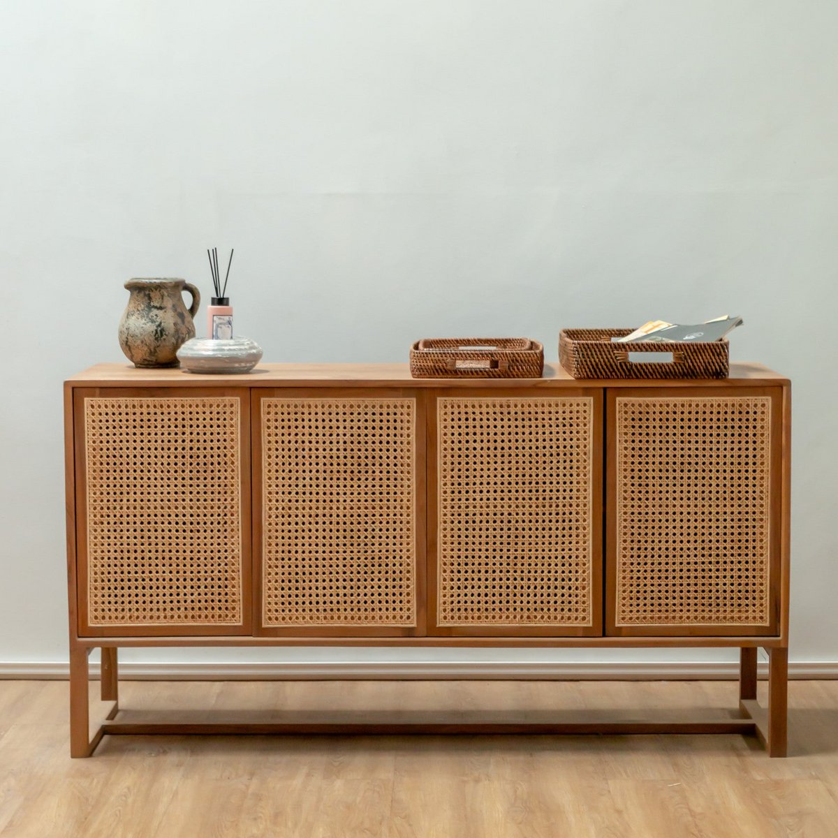 Set van drie dienbladen gemaakt van rotan op een dressoir