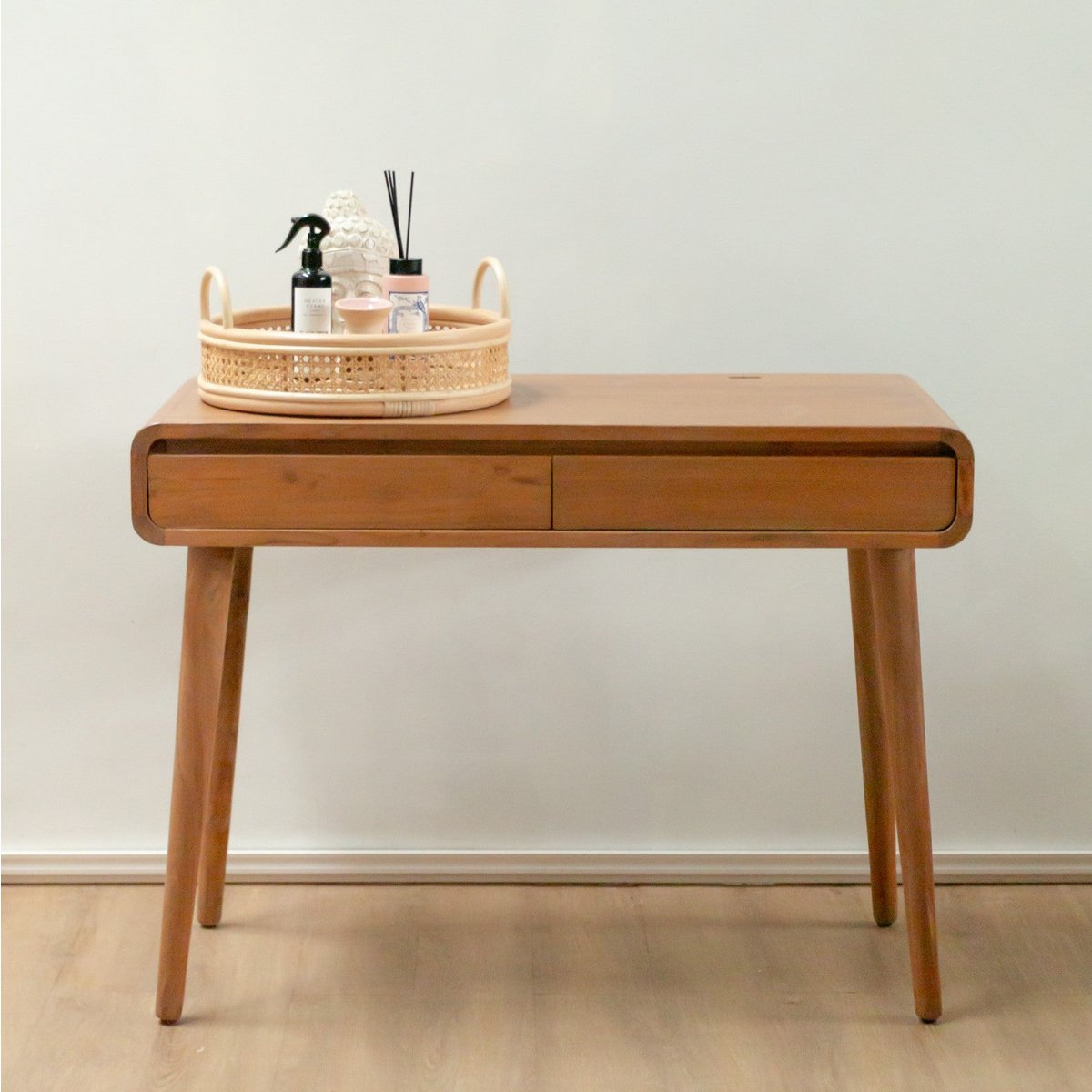 Rond dienblad van duurzaam rotan op een sidetable