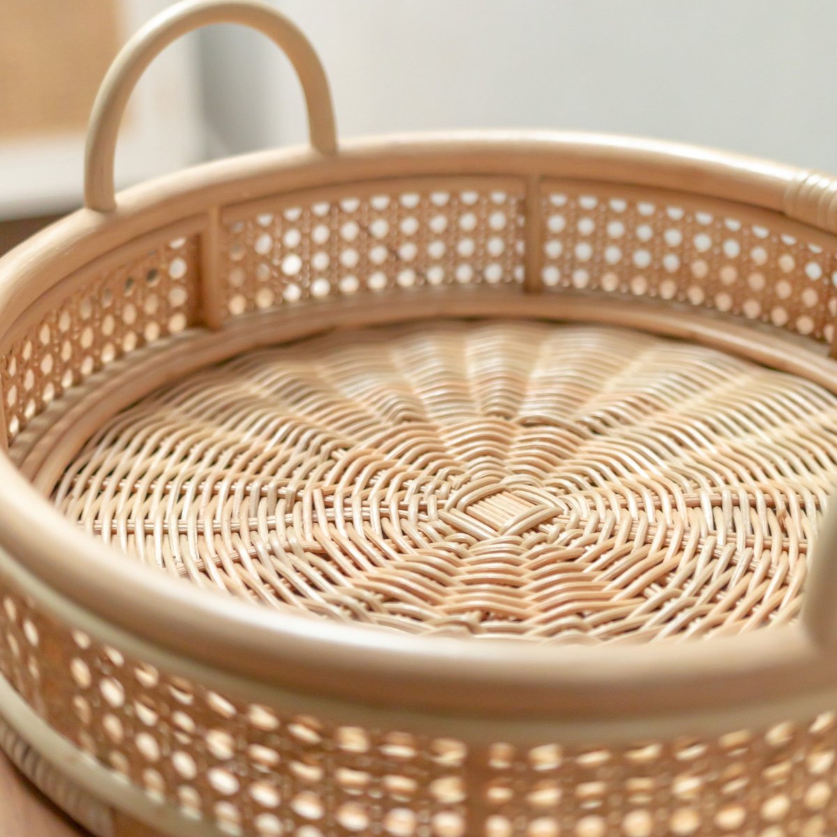 Close-up rond dienblad van duurzaam rotan