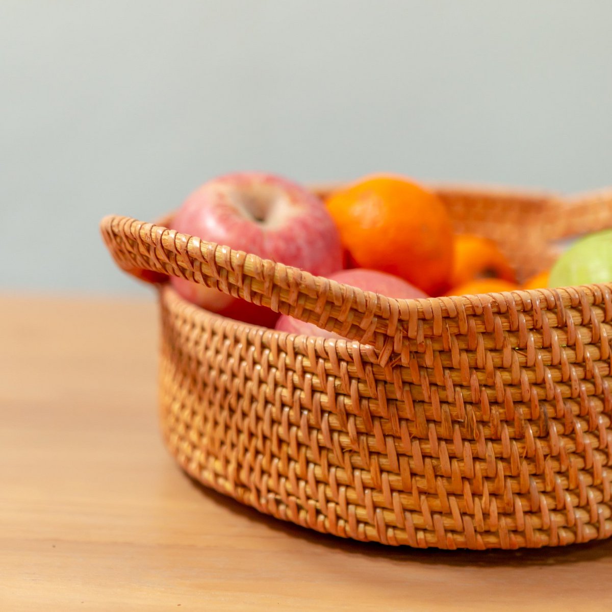 Close-up fruitschaal van gevlochten rotan met handvatten