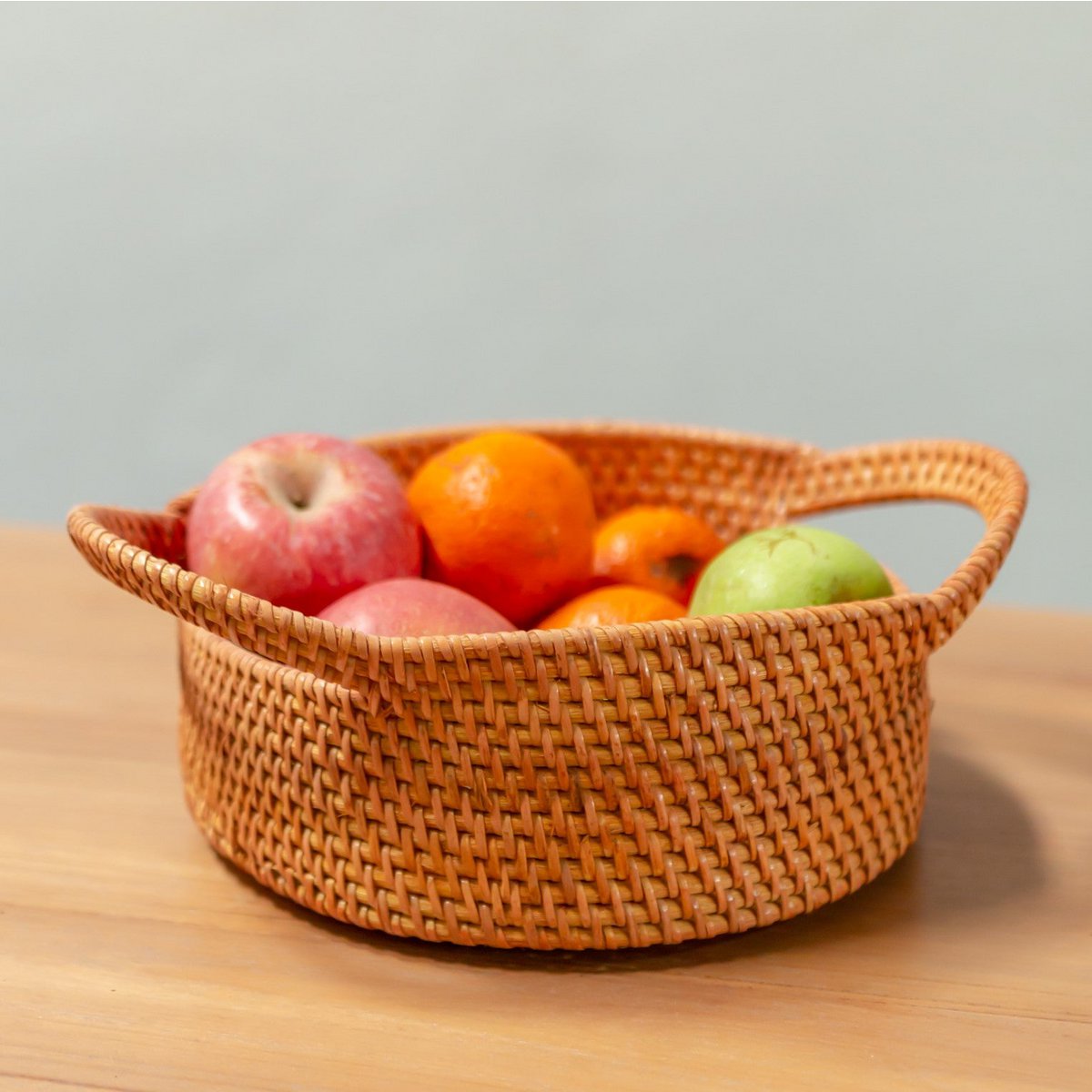 Fruitmand van duurzaam gevlochten rotan met handvatten