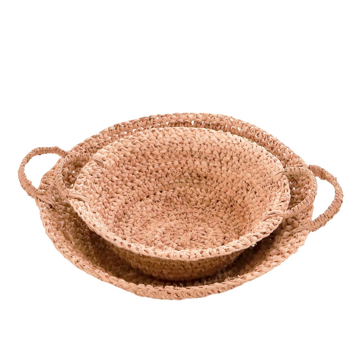 Twee fruitschalen van raffia op elkaar op een witte achtergrond