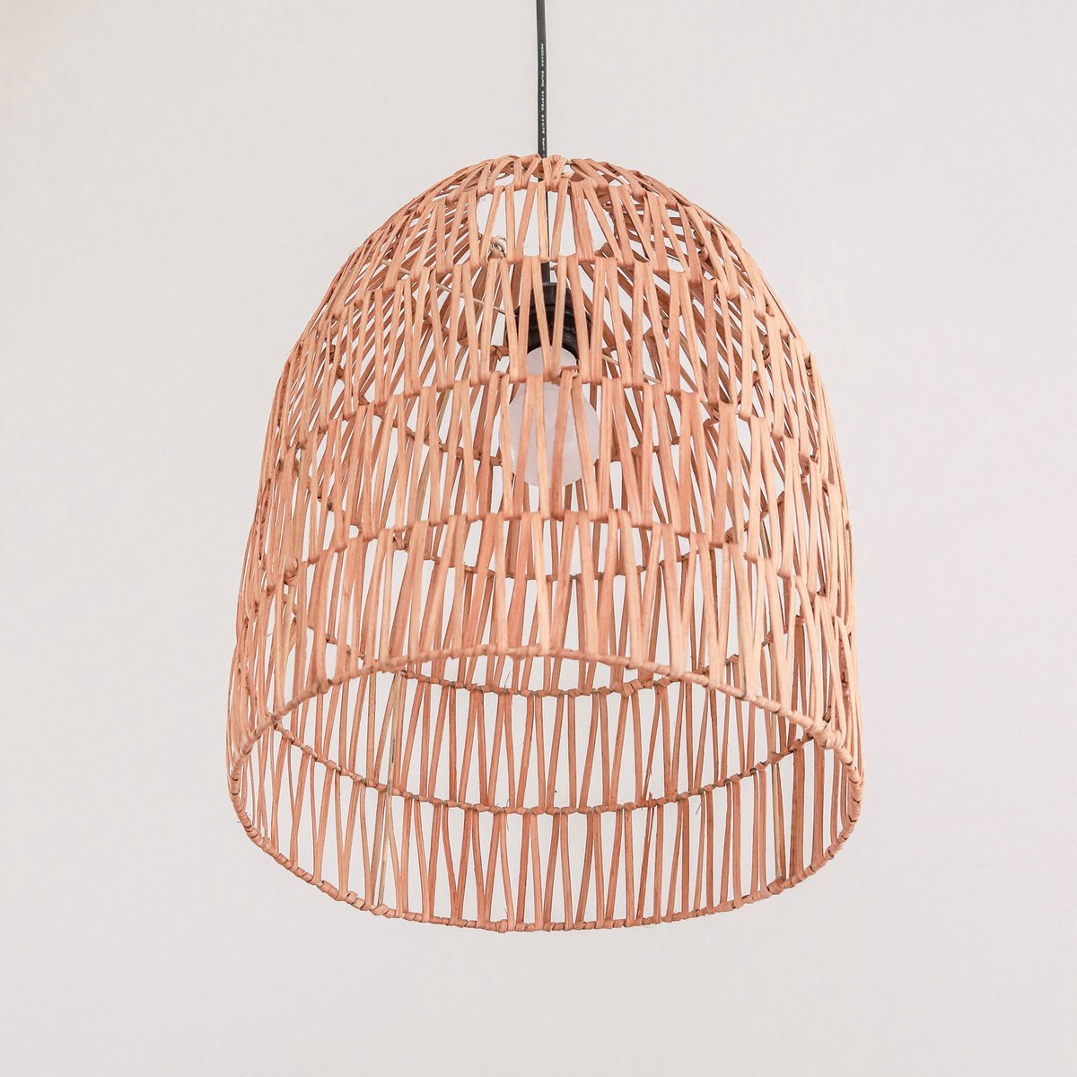 Hanglamp van rotan voor een witte achtergrond van onderen gezien