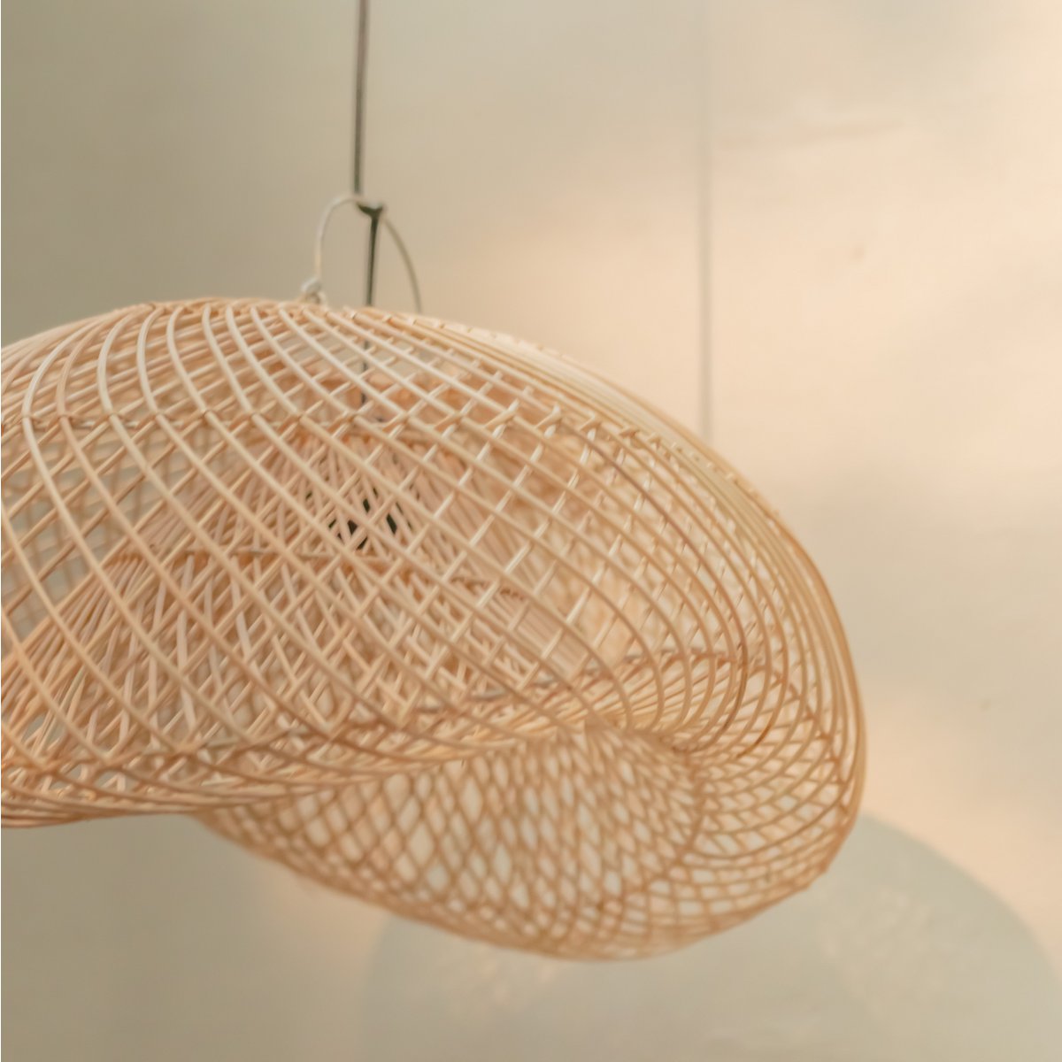 Close-up van hanglamp van rotan in organische vorm