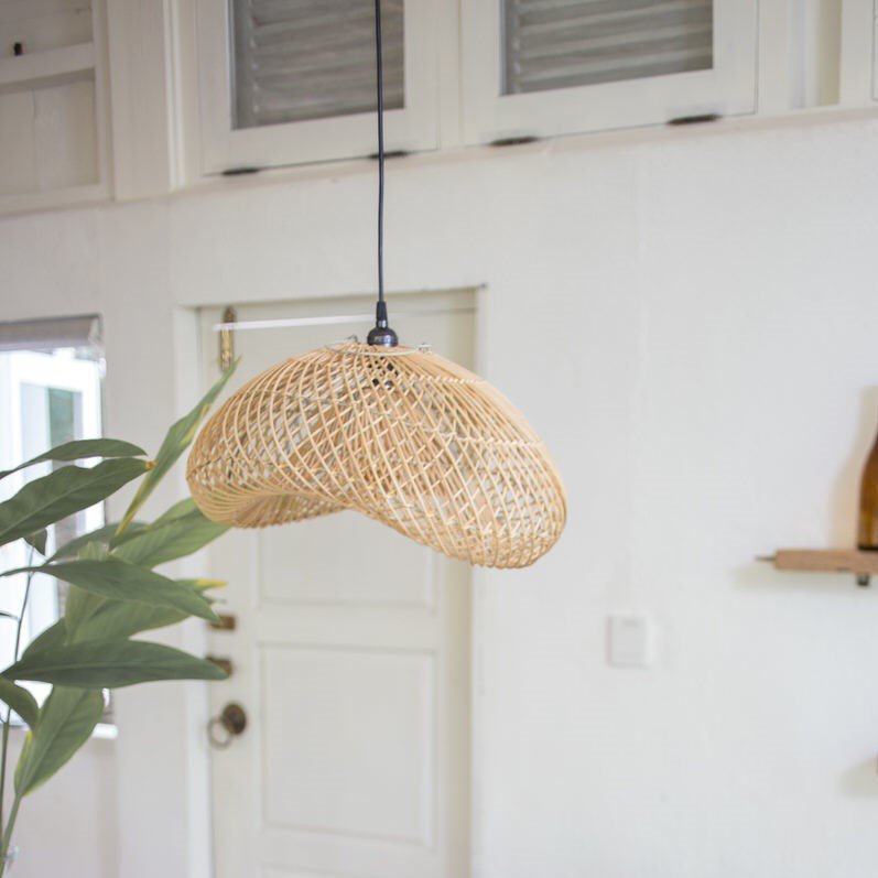 Hanglamp van rotan in organische vorm hangend in woonkamer