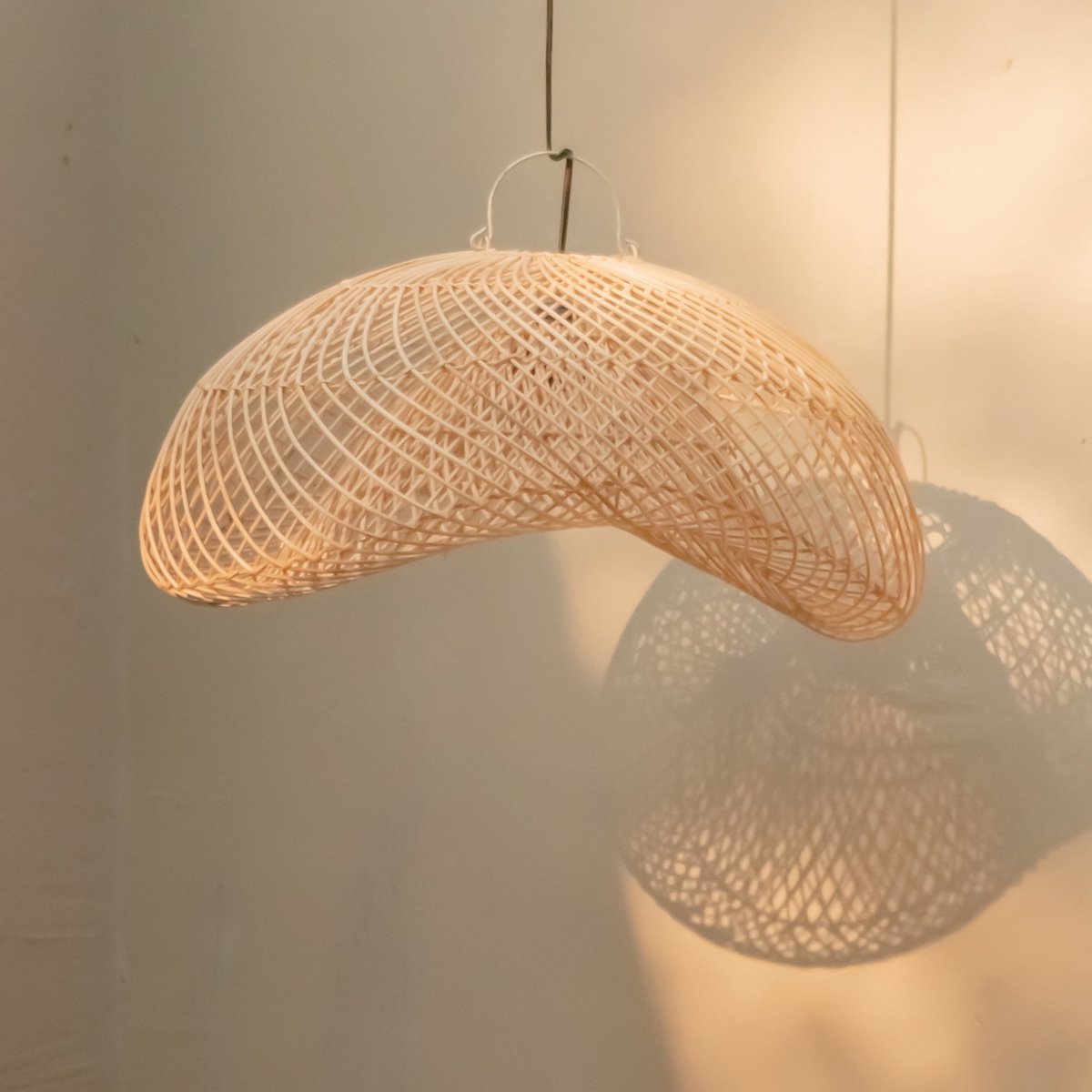 Hanglamp van rotan in organische vorm met haak om op te hangen