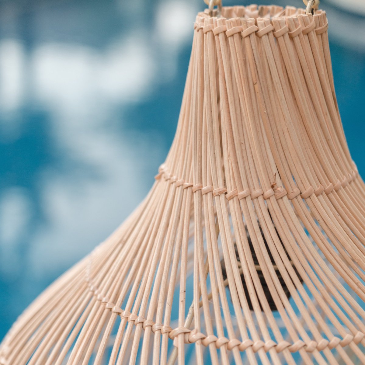 Close-up hanglamp van duurzaam rotan