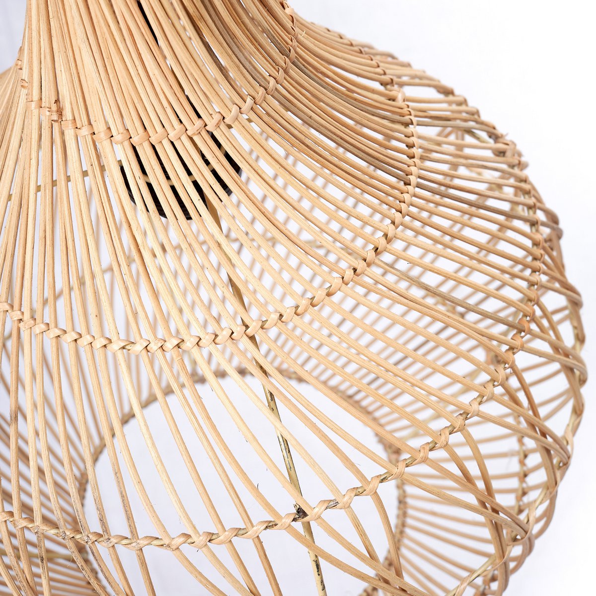 Close-up hanglamp van duurzaam rotan