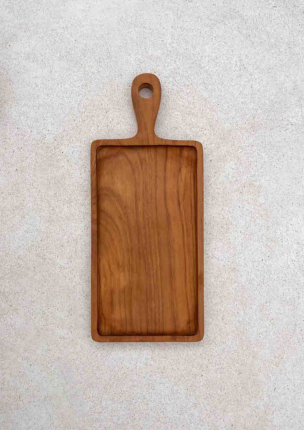 Houten borrelplank op de grond