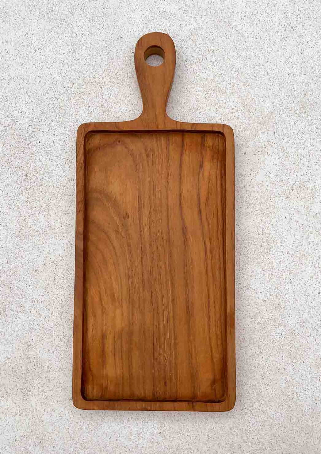 Houten borrelplank op de grond