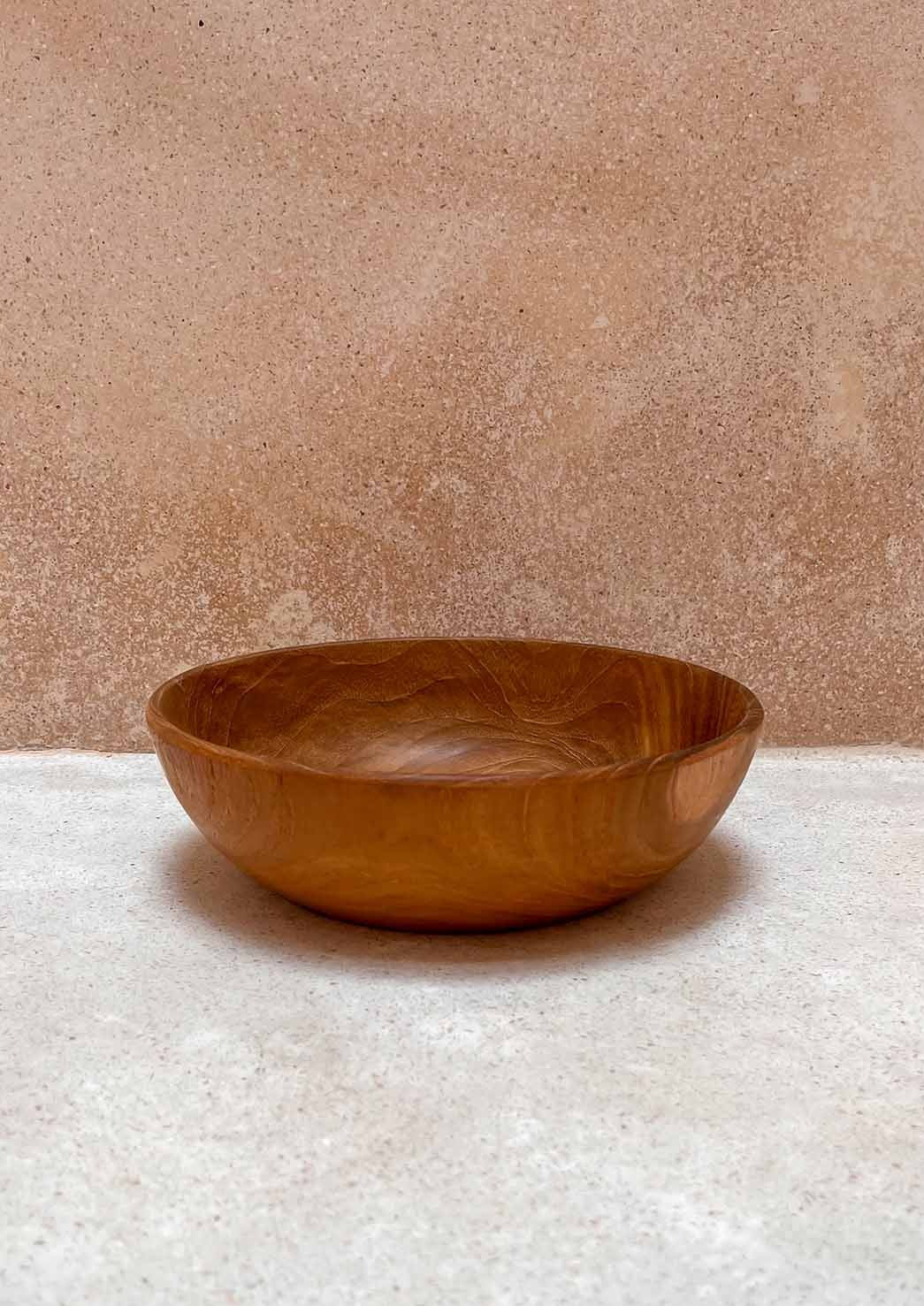 Teak houten kom voor een muur