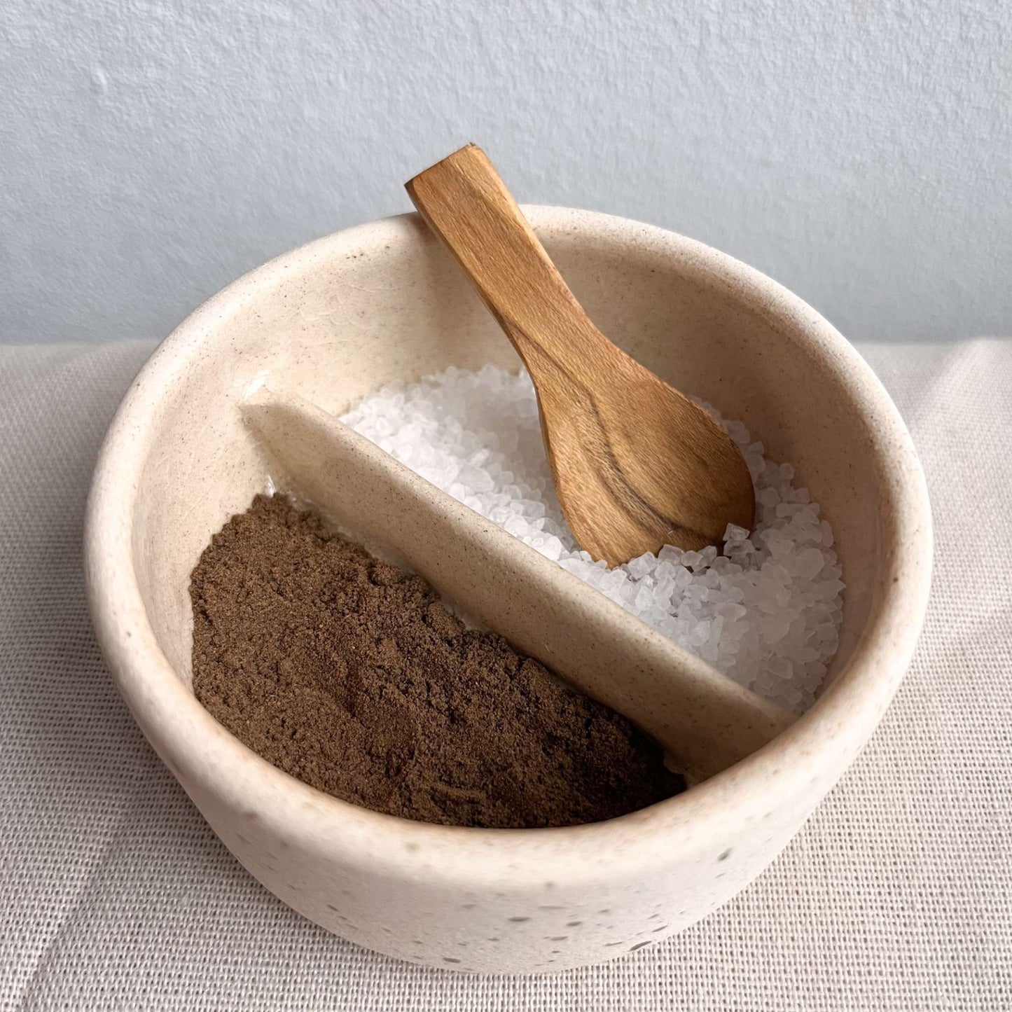 Bakje van keramiek met peper, zout en een lepeltje