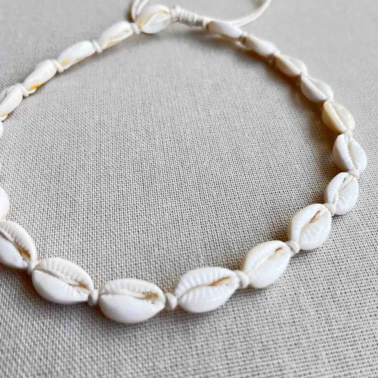 Ketting met kauri schelpjes van dichtbij gezien