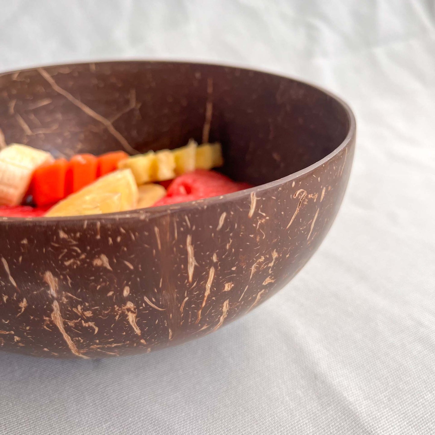 Kokosnoot schaaltje met fruit erin ingezoomd