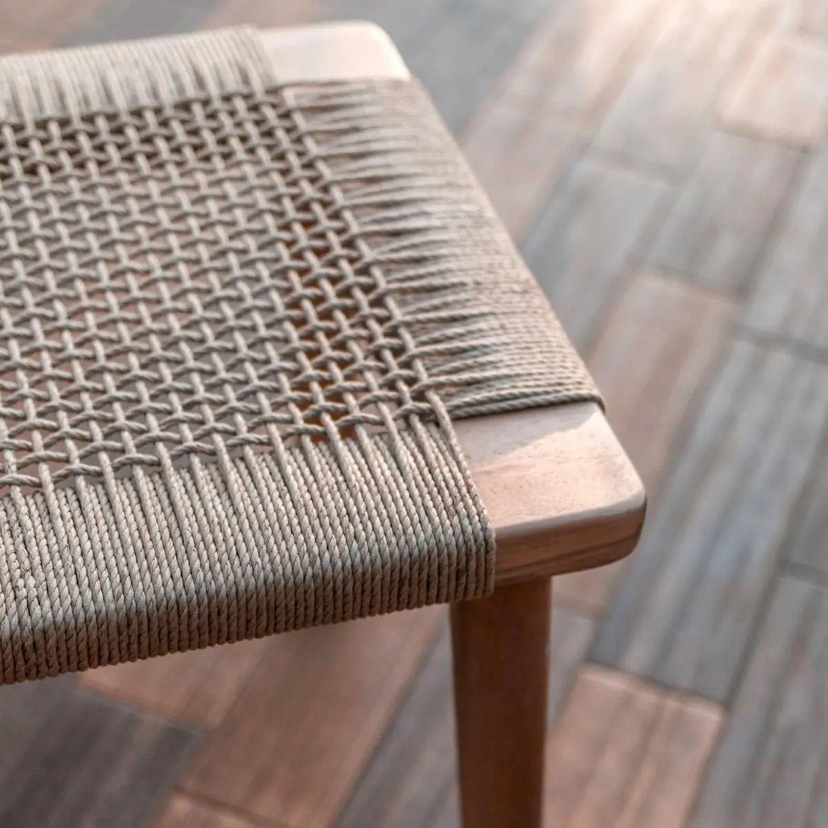 Houten design kruk van dichtbij gezien