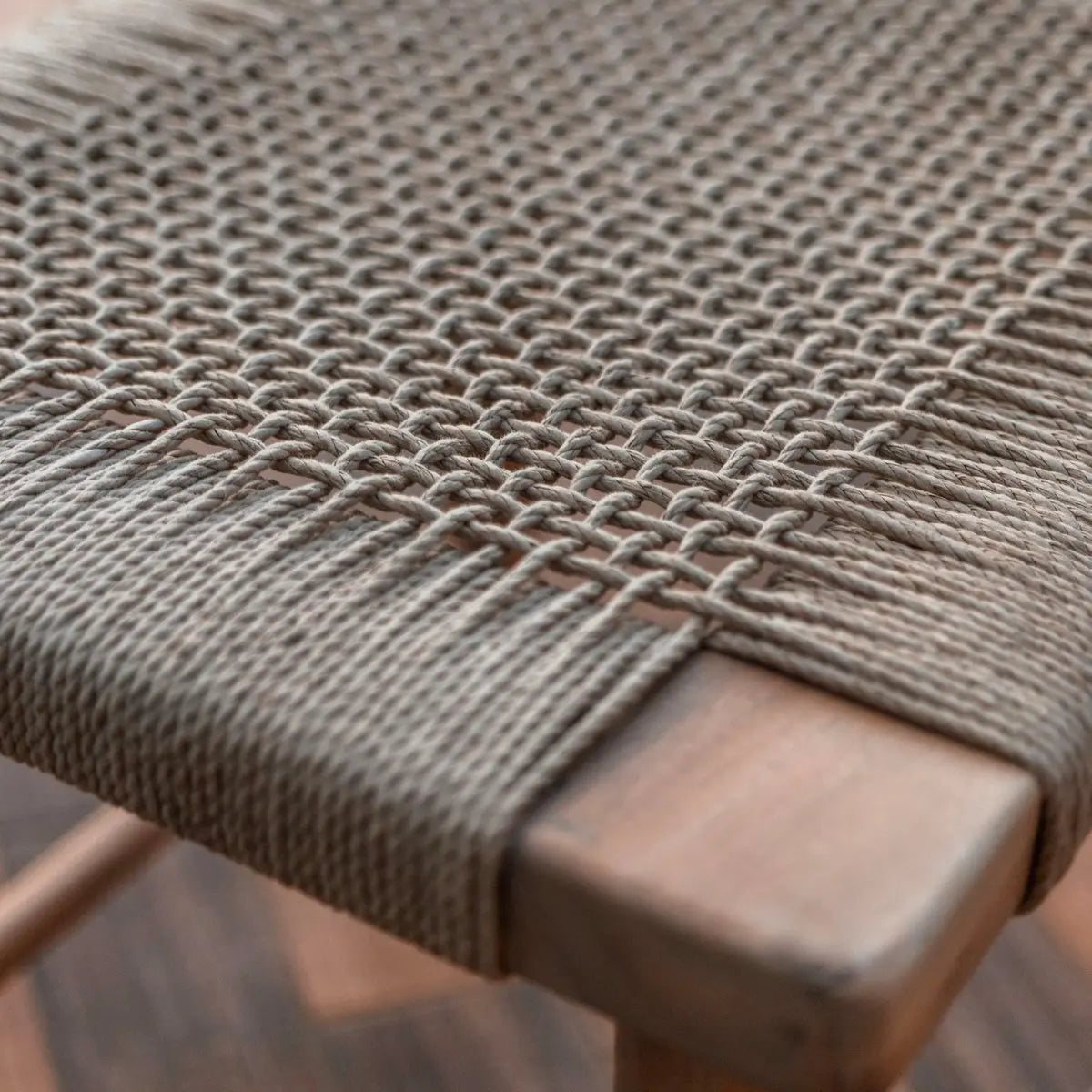 Houten design kruk ingezoomd