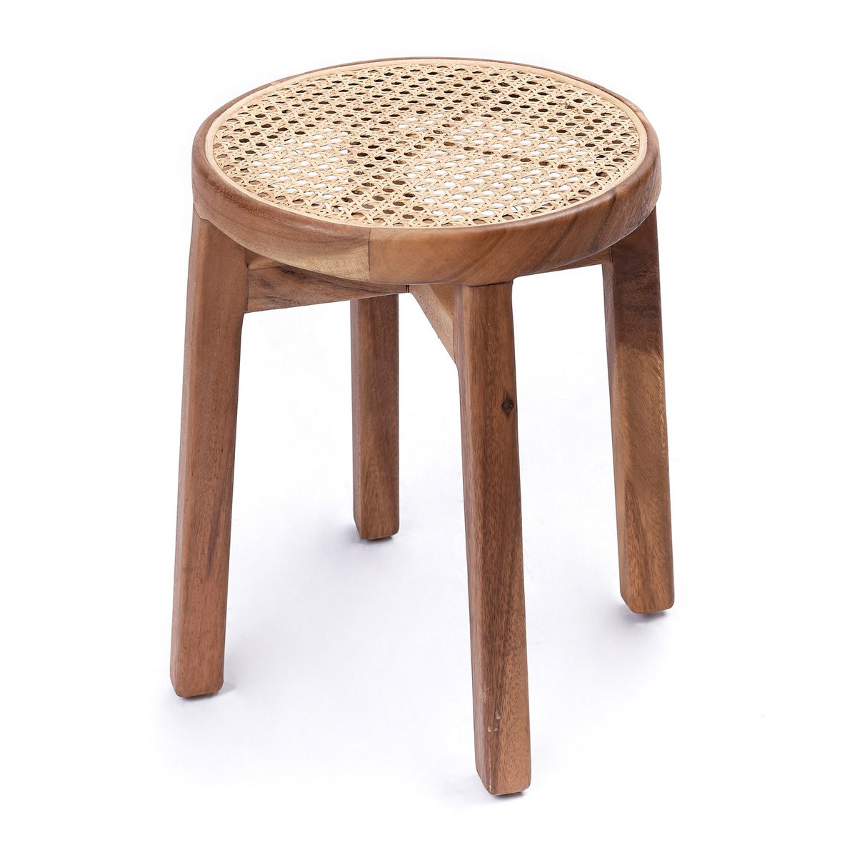 Houten krukje van trembesi hout met rotan op een witte achtergrond