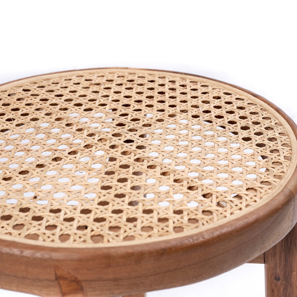 Houten krukje met rotan zitting op witte achtergrond ingezoomd