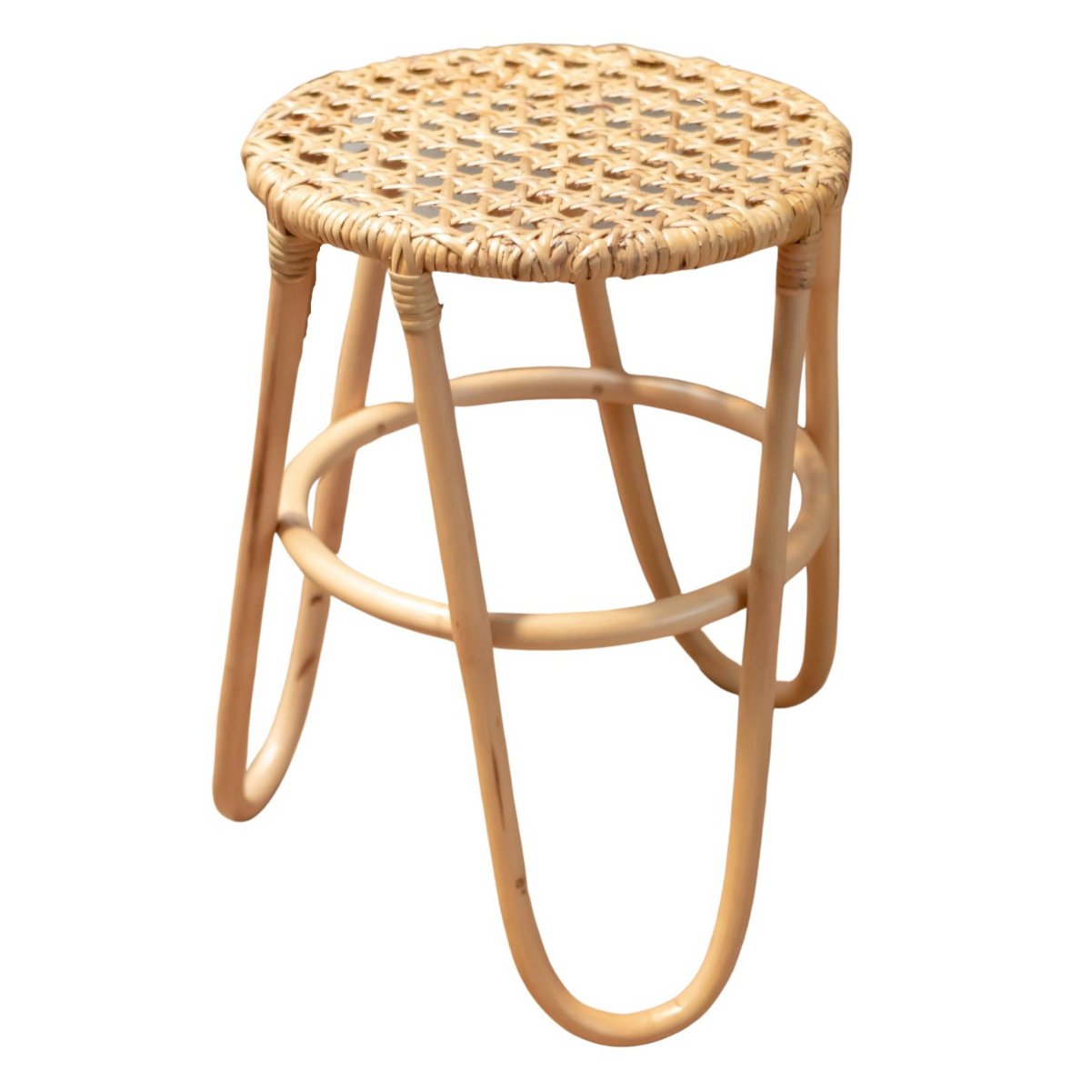 Rotan kruk op een witte achtergrond