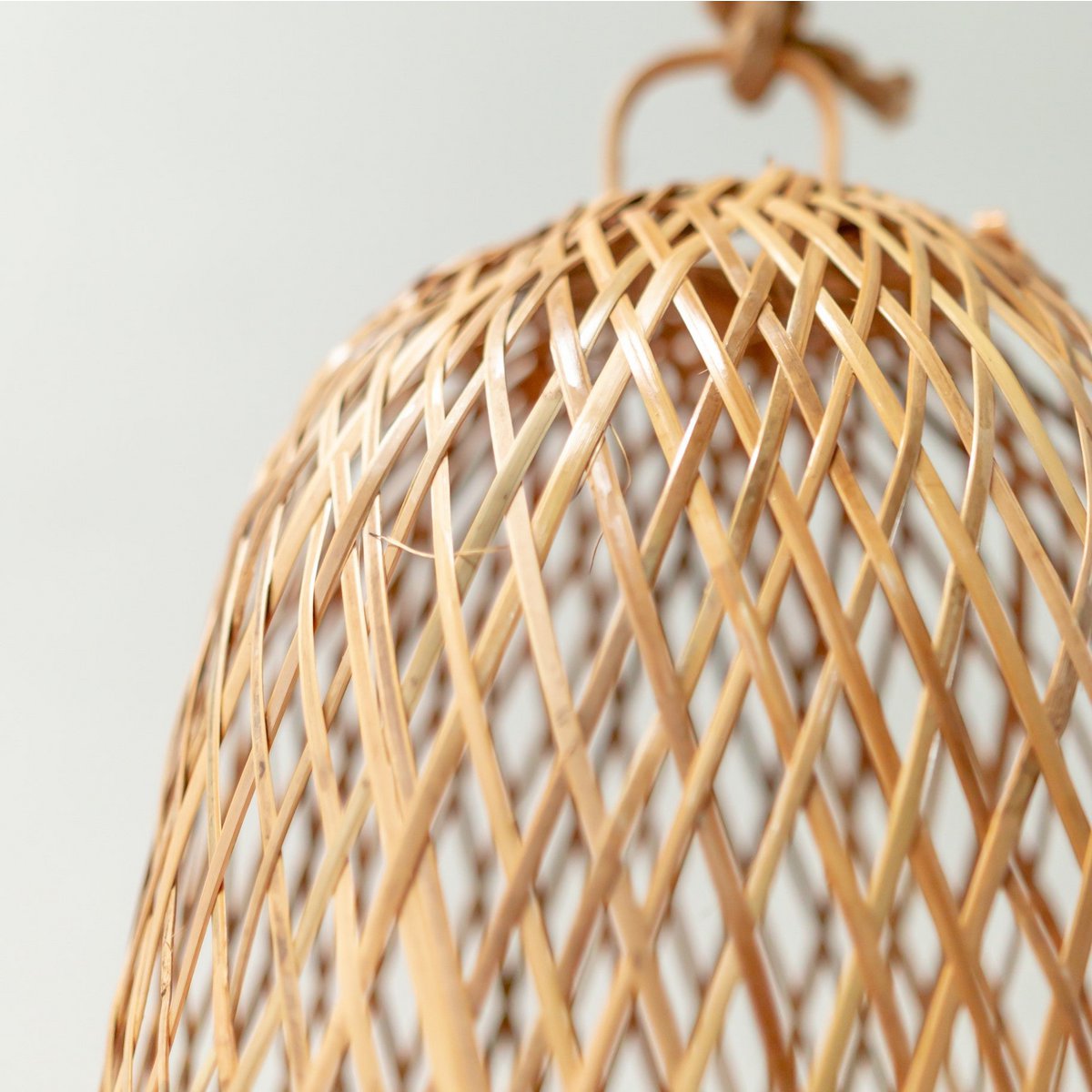Hanglamp van bamboe op een witte achtergrond ingezoomd