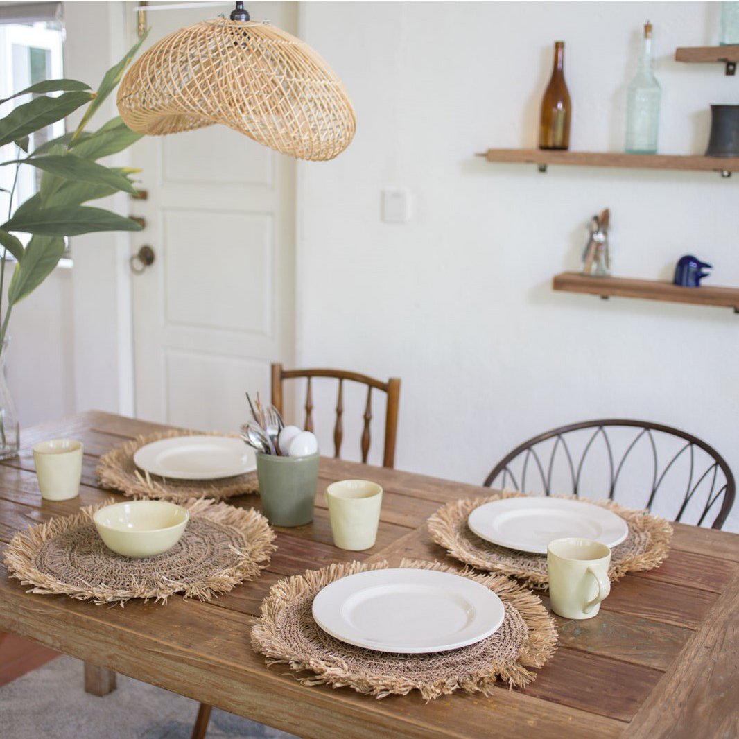 Lampenkap van rotan hangend boven eettafel
