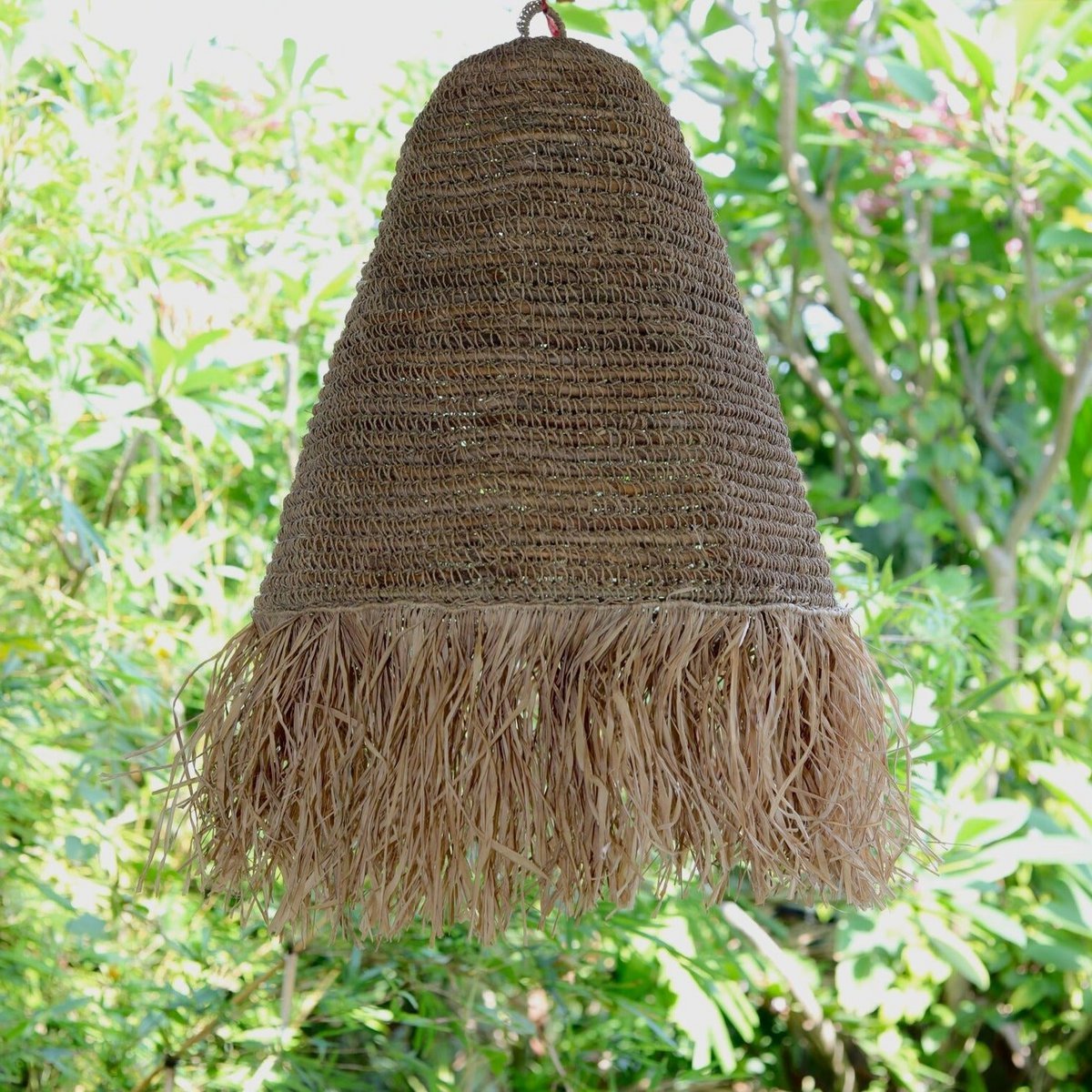 Lampenkap van raffia hangend voor natuur