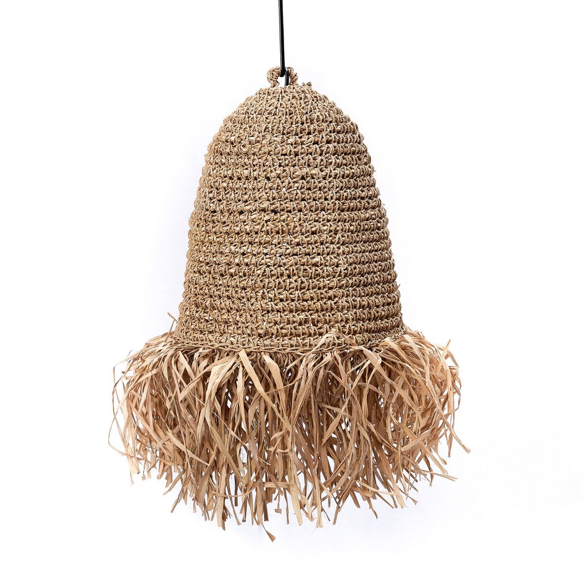 Lampenkap van raffia op een witte achtergrond