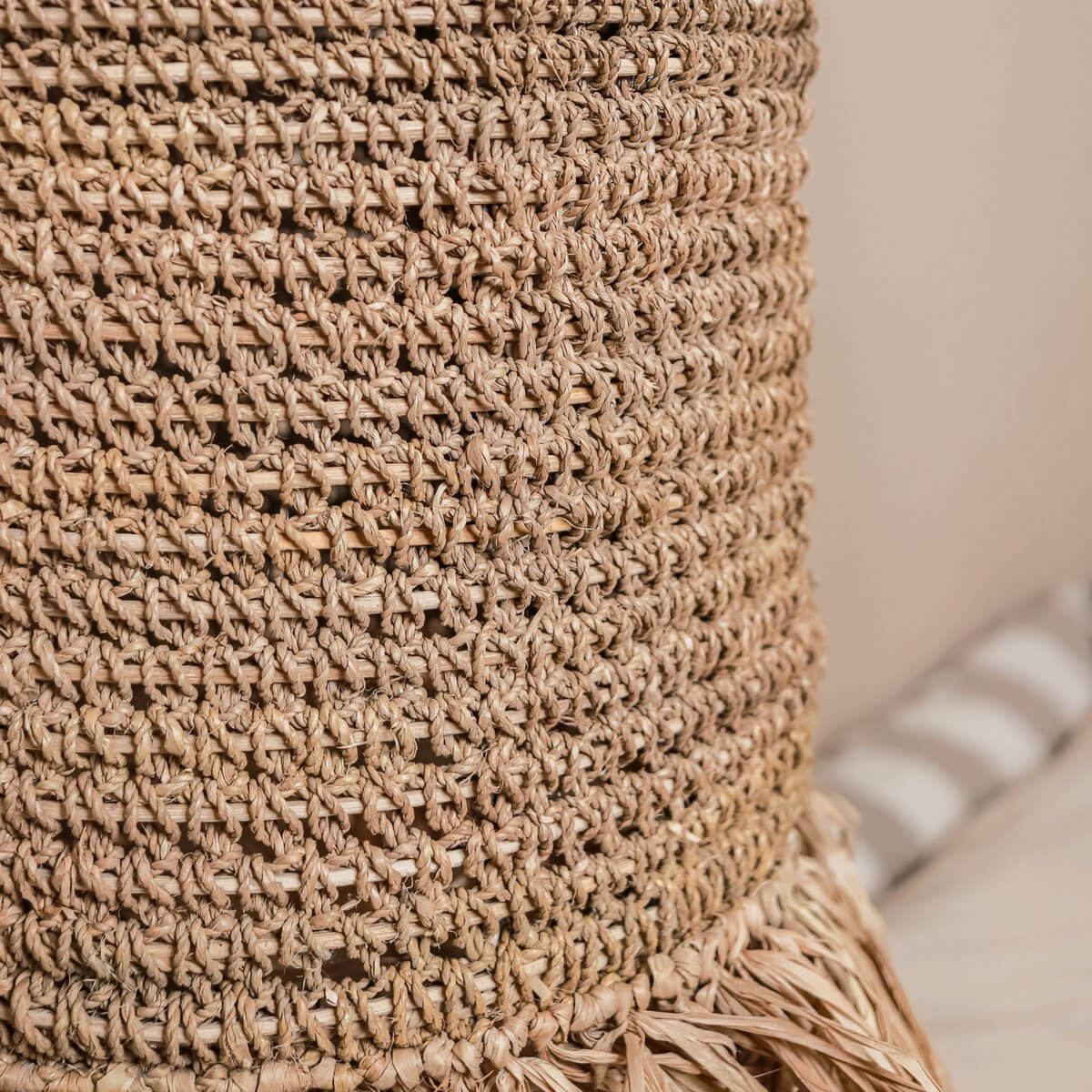 Lampenkap van raffia van dichtbij gezien
