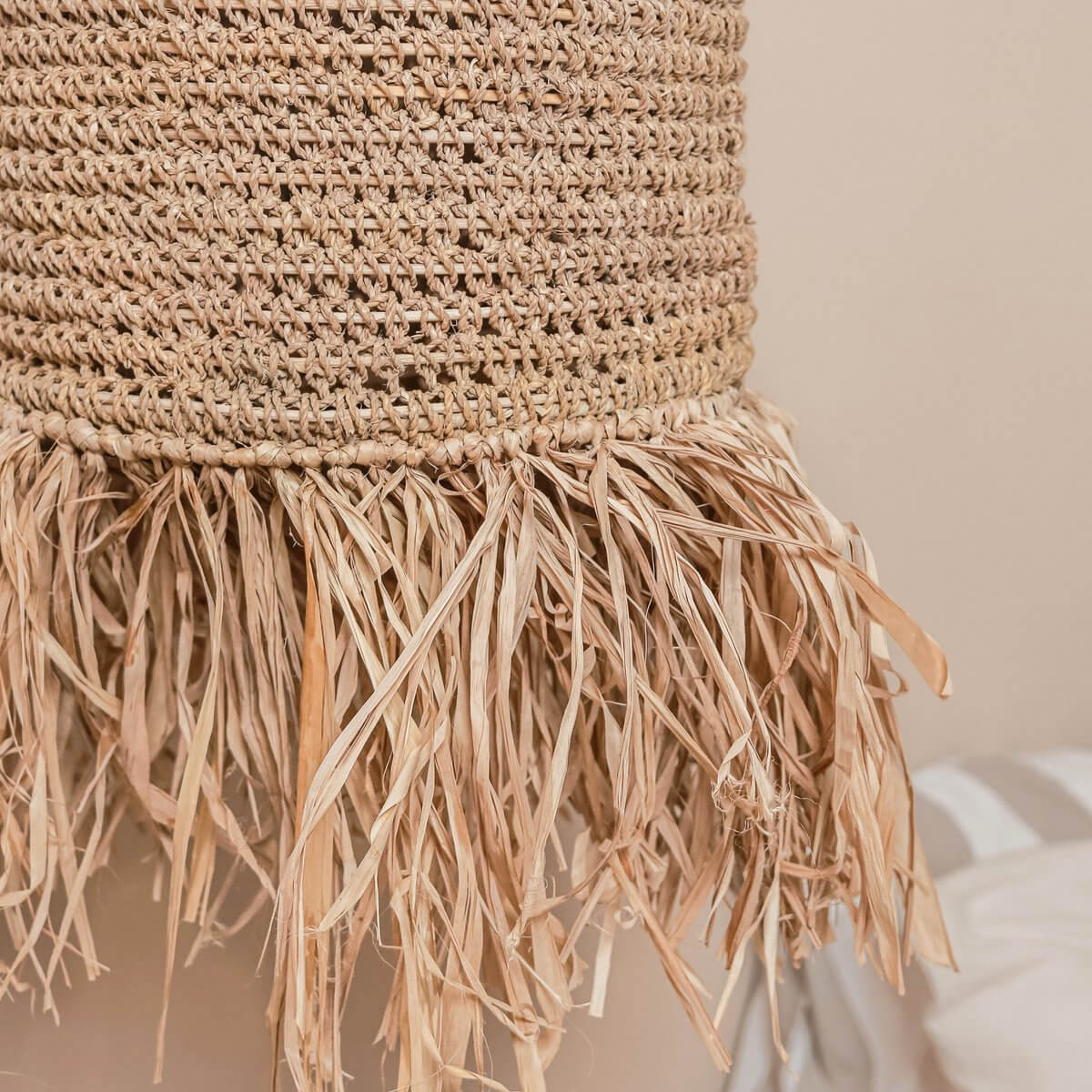 Lampenkap gemaakt van raffia ingezoomd op de onderkant