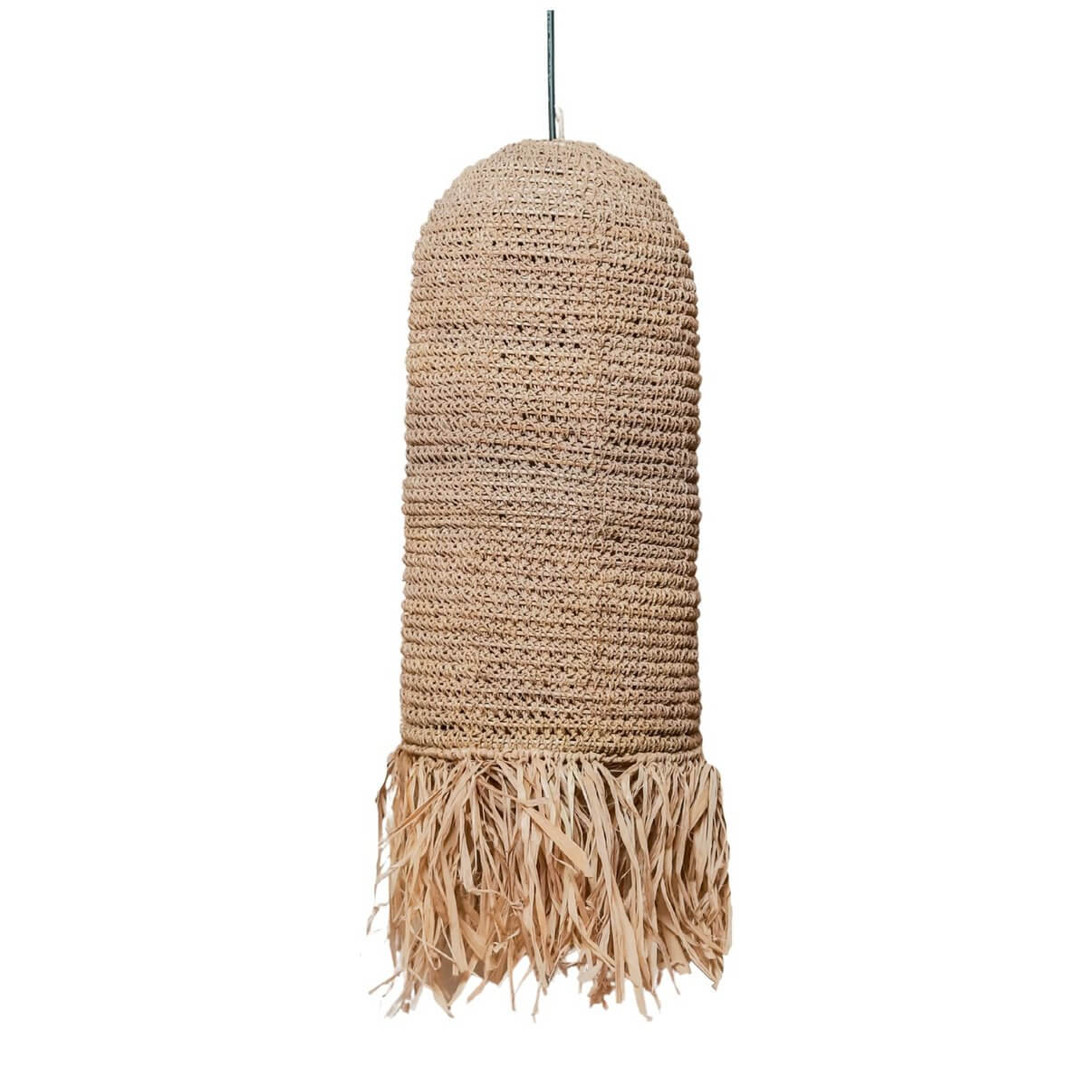 Lampenkap gemaakt van raffia op een witte achtergrond