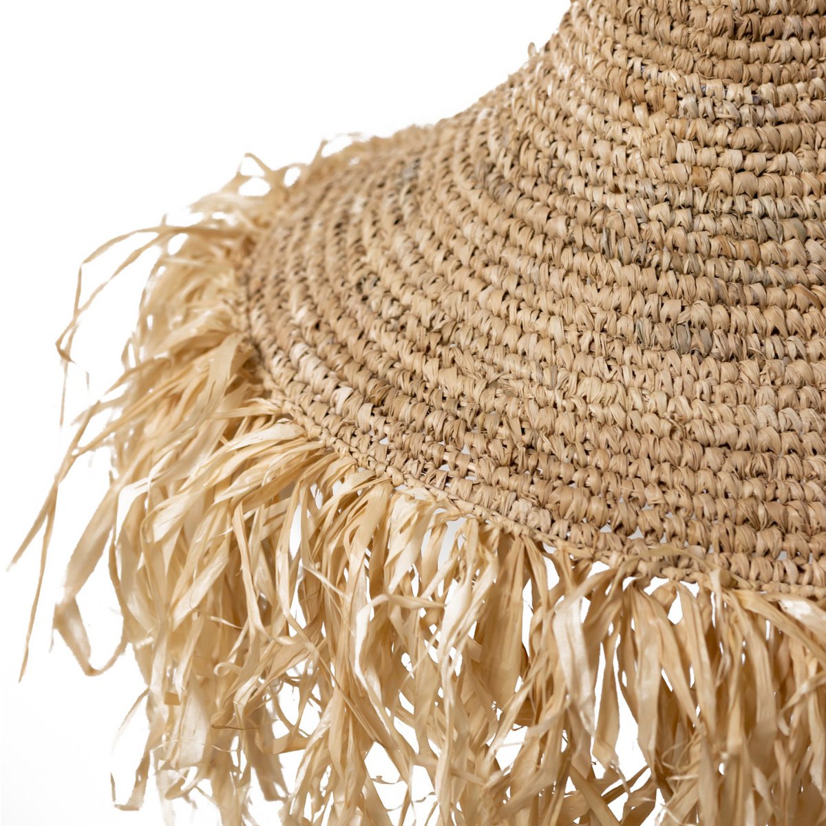 Lampenkap van raffia met franjes op een witte achtergrond